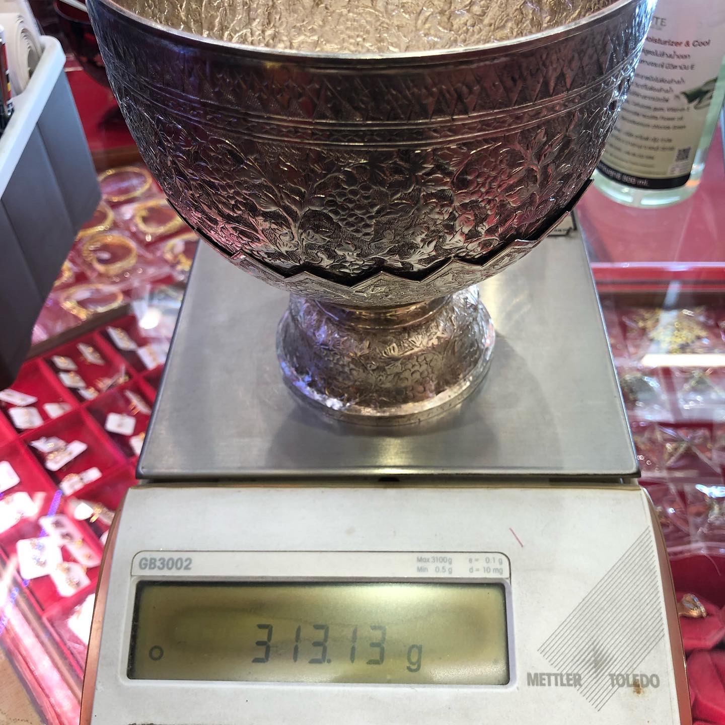 ชุดขันเงินและพานเงินรุ่นเก่า แกะลายต้นไม้และผลไม้