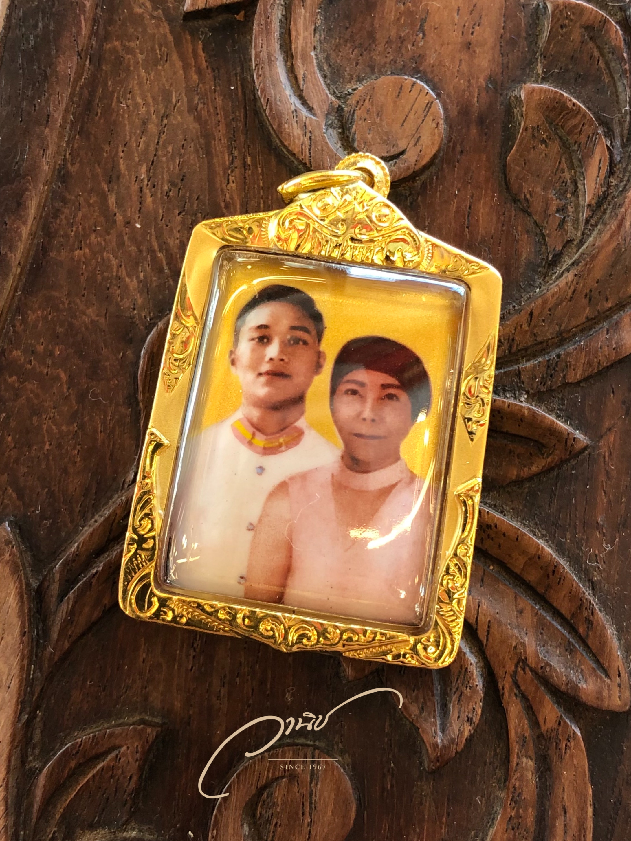 ล็อกเก็ตเลี่ยมกรอบทองคำแท้ ทรงสี่เหลี่ยม แบบมีแผ่นทองปิดหลังพรีเมี่ยม By WANICH