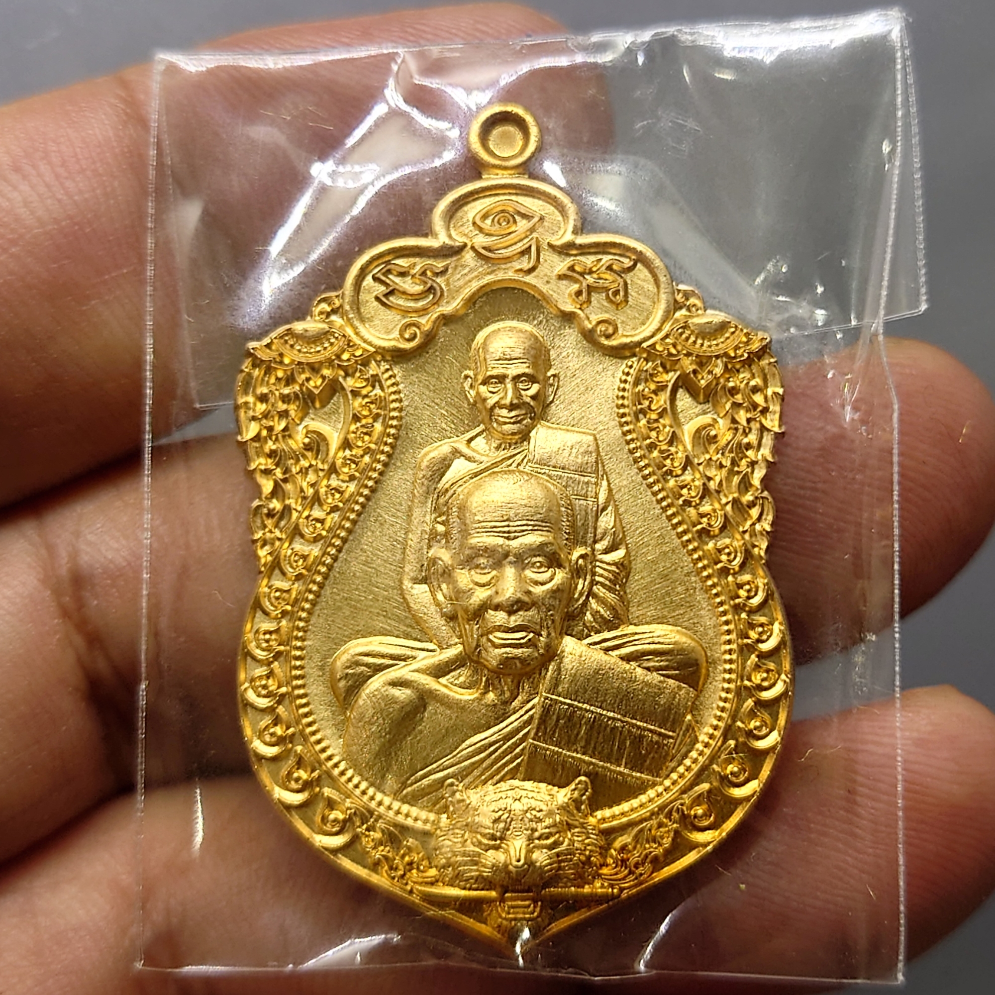 เหรียญเสมาเสือคาบดาบ 3 (เหรียญแจกในพิธี) เนื้อสัตตะ หลังเสือคู่ หลวงพ่อพัฒน์ วัดห้วยด้วน ปี2564