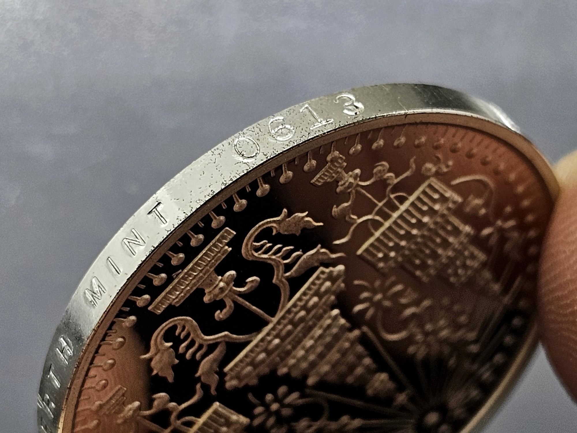 เหรียญพระแก้วมรกต ทรงเครื่อง 3 ฤดู พระจอมเกล้าพระนครเหนือ ปี 2538 เนื้อเงินขัดเงา ขนาด 3.2 ซ.ม. พร้อมกล่องเดิม