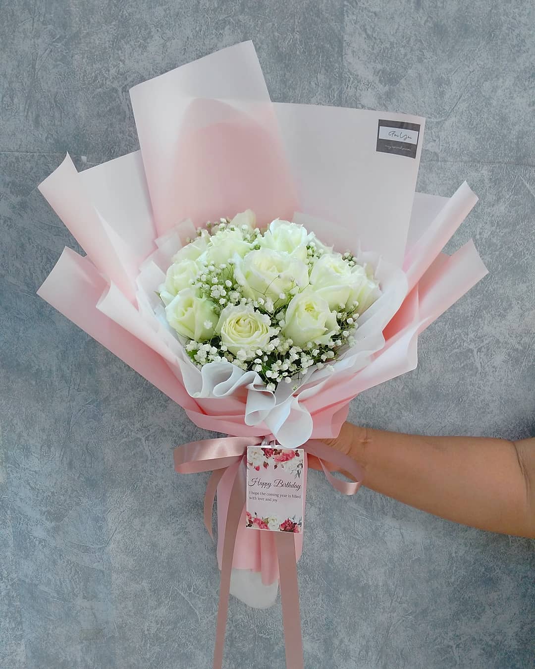 ช่อดอกกุหลาบสีขาวและดอกยิปซี