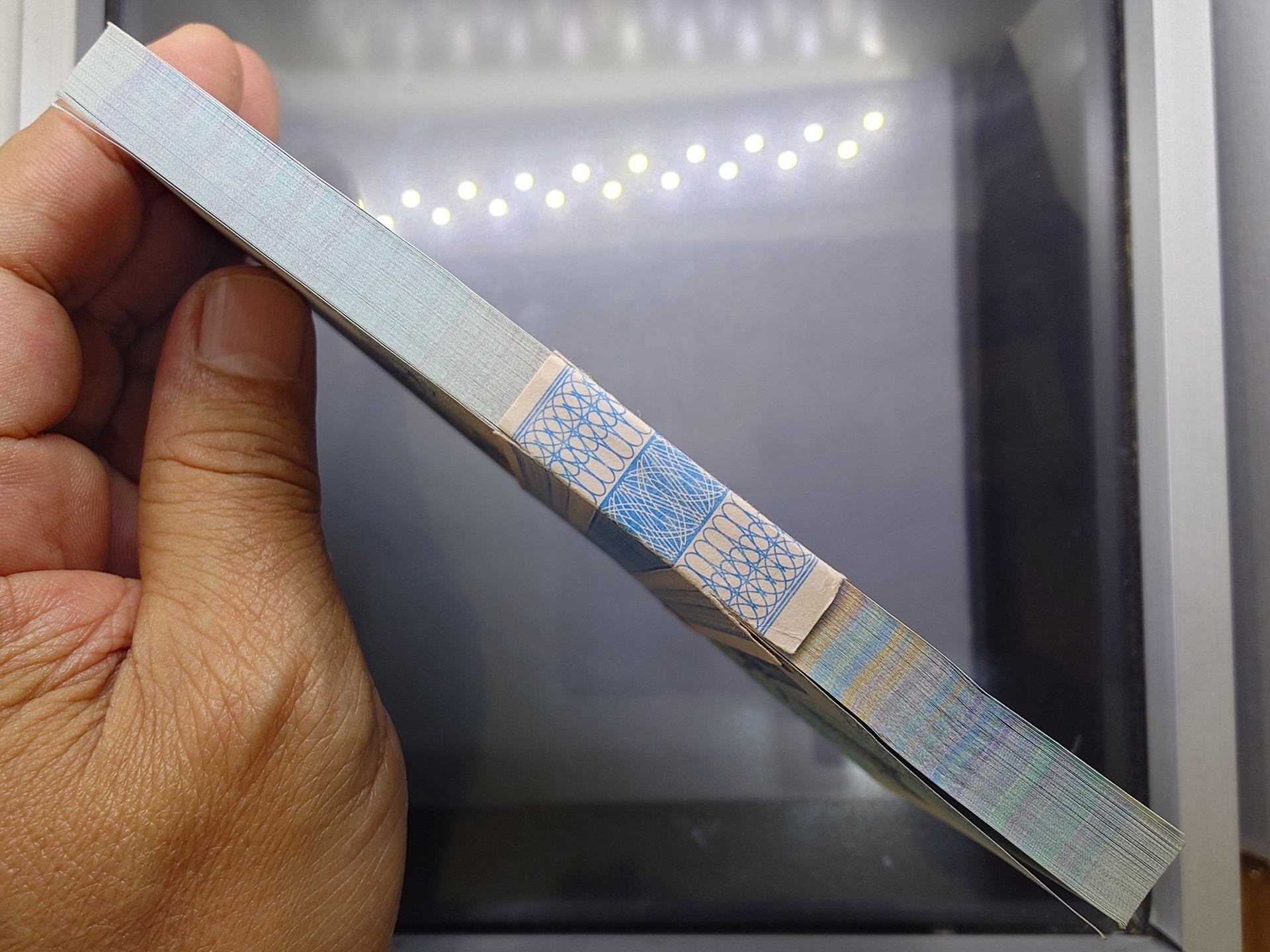 ธนบัตรยกแหนบ 100 ใบ "ไม่เรียงเลข" ธนบัตร 50 บาท แบบ15 รุ่น2 (ธนบัตรกระดาษ) พ.ศ.2547 ไม่ผ่านใช้