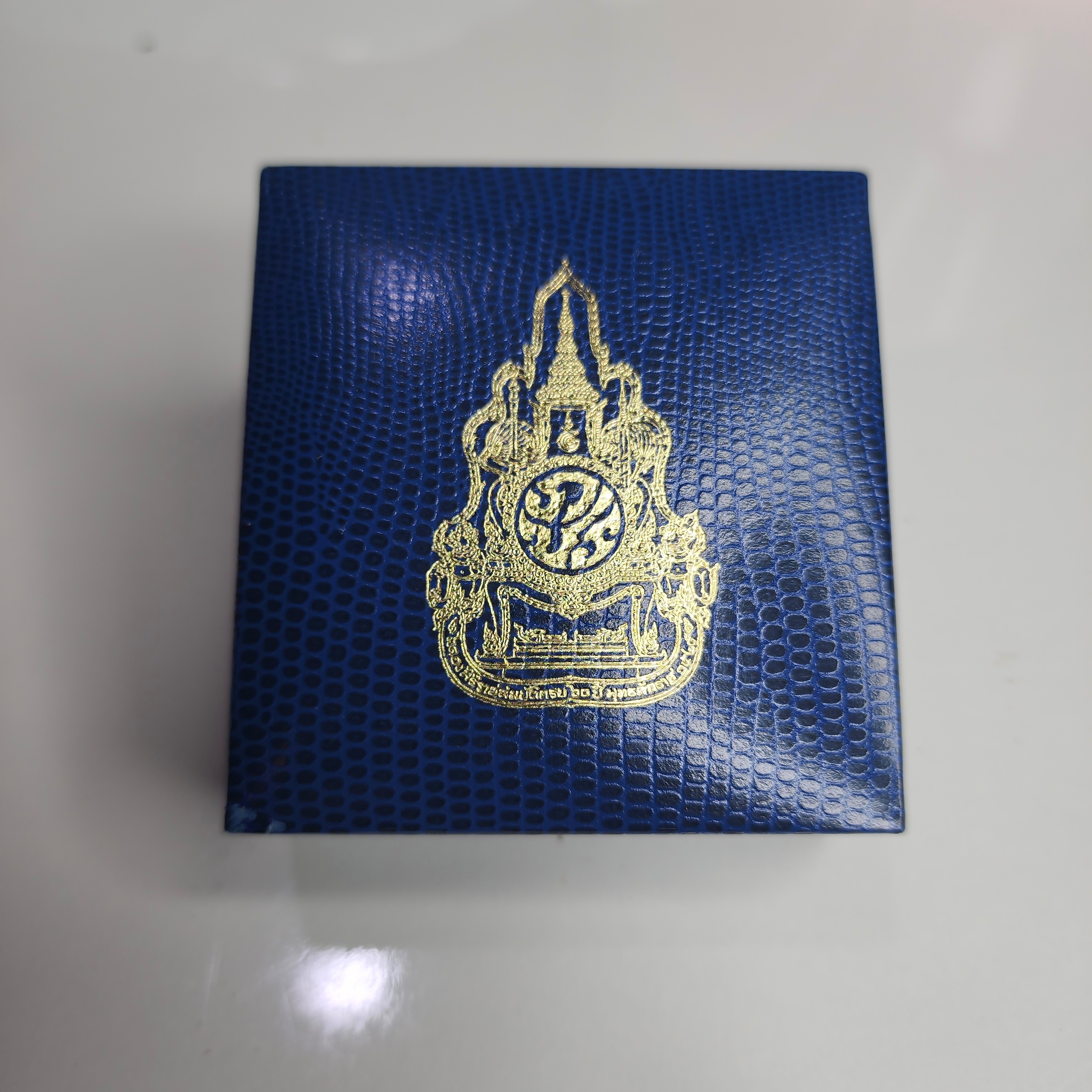 เข็มกลัด เข็มที่ระลึก ฉลองสิริราชสมบัติครบ 60ปี 2549 จัดทำโดยสำนักงานปลัดสำนักนายกรัฐมนตรี (สปน.) พร้อมกล่องและใบเซอร์