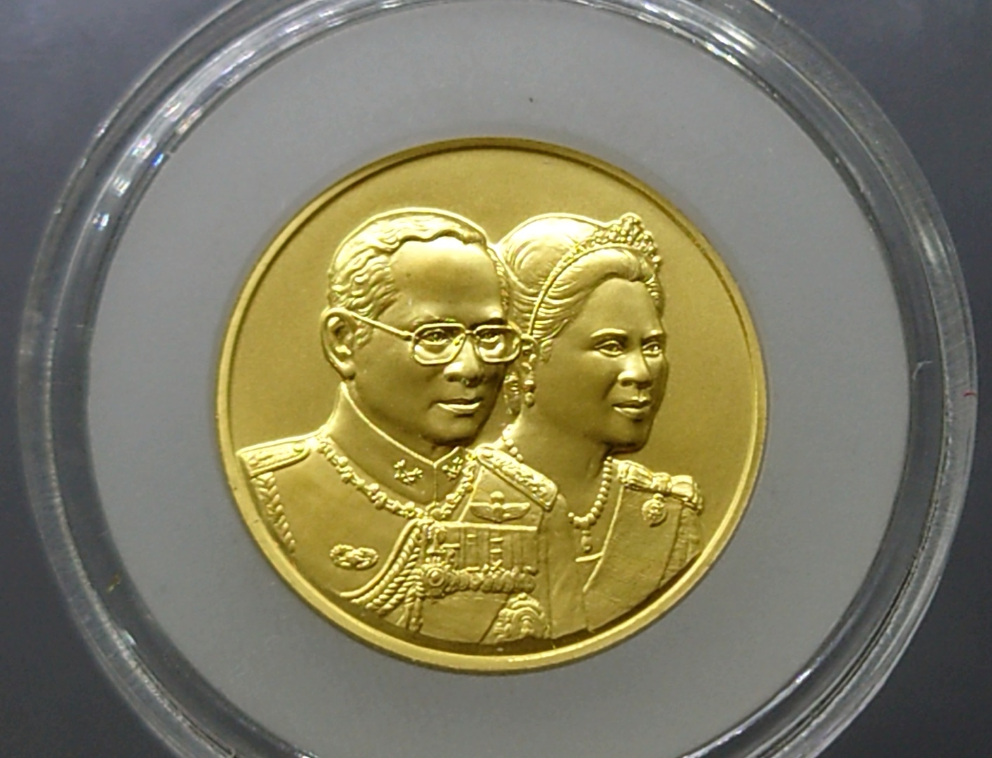 เหรียญทองคำที่ระลึก (ทอง 99 % หนัก 1 บาท) ที่ระลึก 60 ปี ราชาภิเษกสมรส ทองคำพ่นทราย 2553 พร้อมกล่องไม้