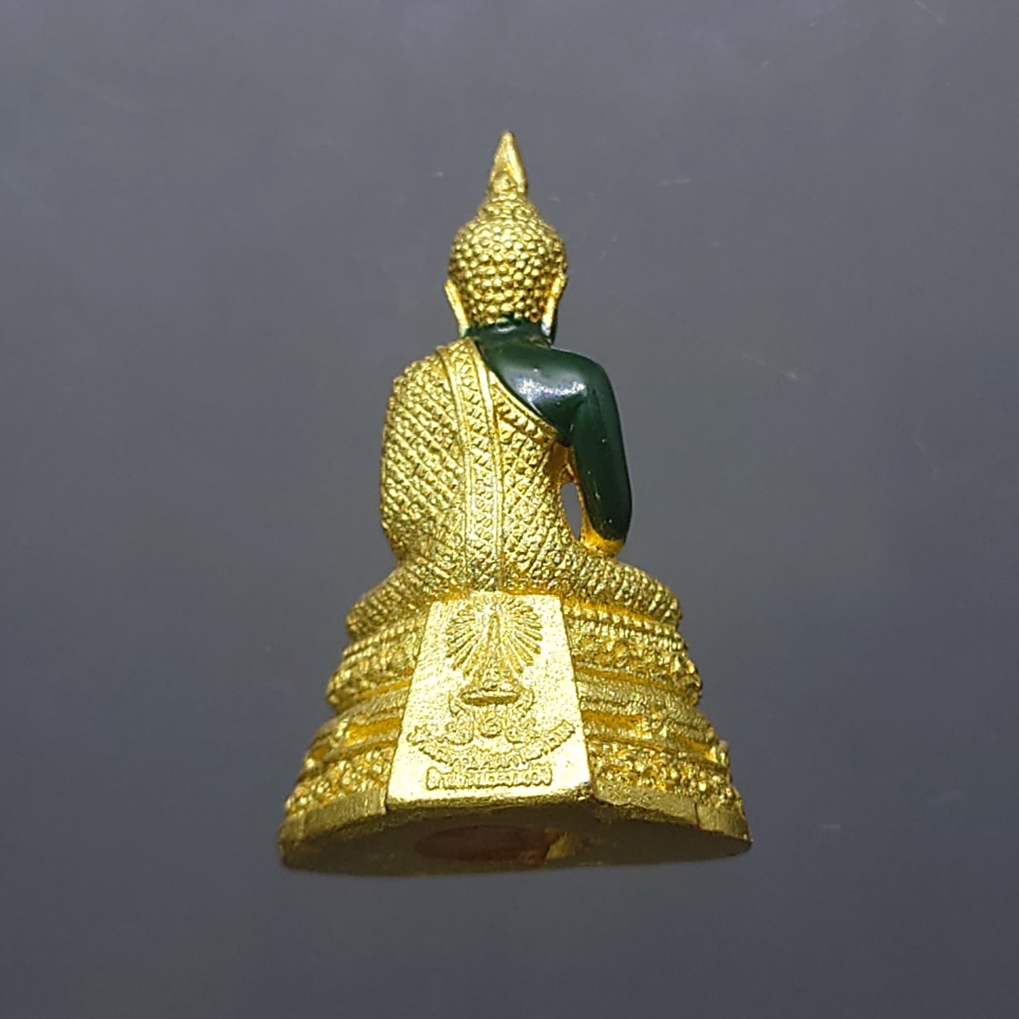 พระแก้วมรกต ทรงเครื่องฤดูฝน (ขนาดสูง 3 เซน) เนื้อโลหะเคลือบสีเขียว เครื่องทรงชุบทอง สำนักพระราชวัง สร้าง พุทธาภิเษก ณ วัดพระศรีรัตนศาสดาราม พ.ศ.2547 ตลับเดิม รับประกันแท้