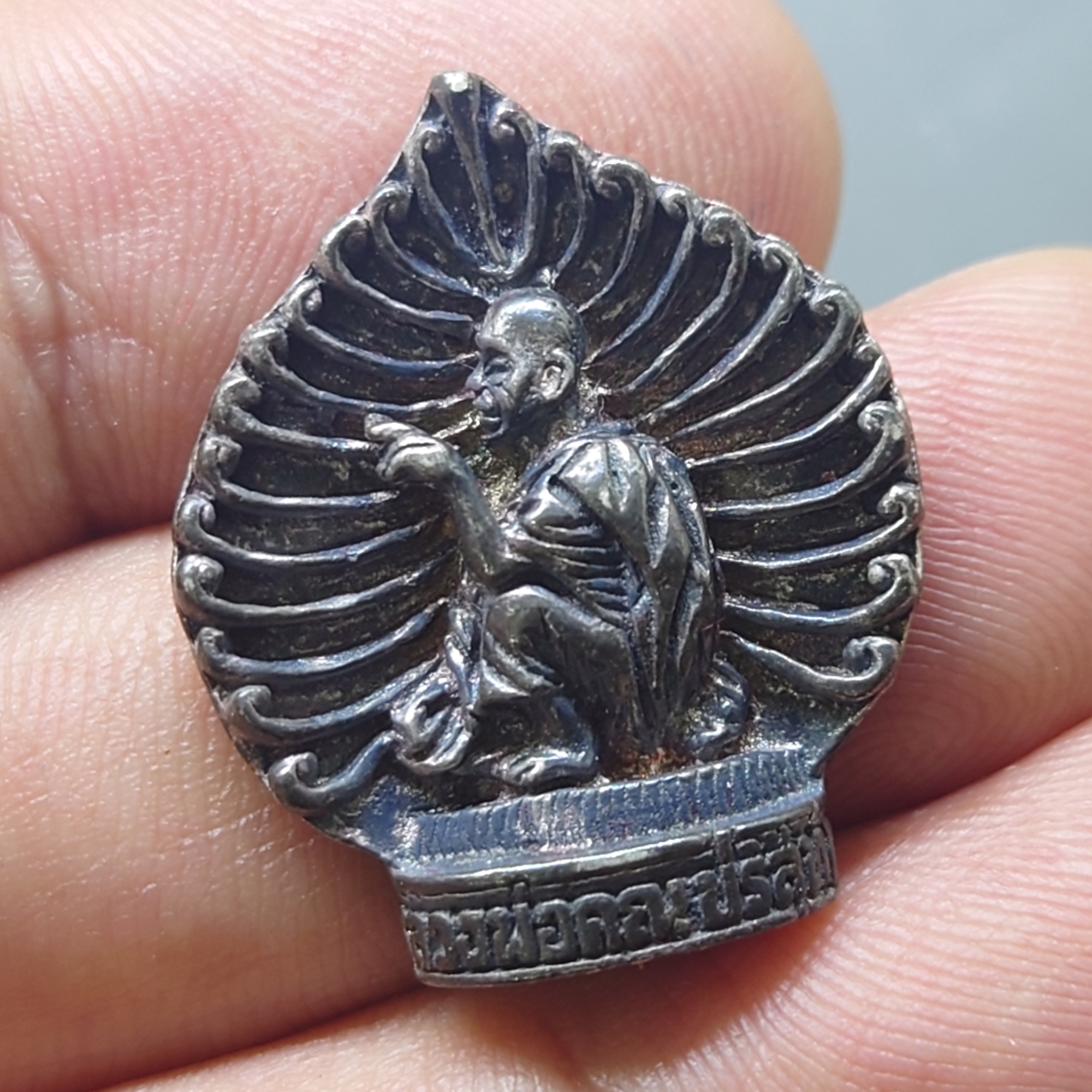 เหรียญหลวงพ่อคูณ เนื้อเงิน รุ่นเสาร์ 5 คูณพันล้าน ใบโพธิ์ลายกนก 2537 พร้อมกล่องเดิม