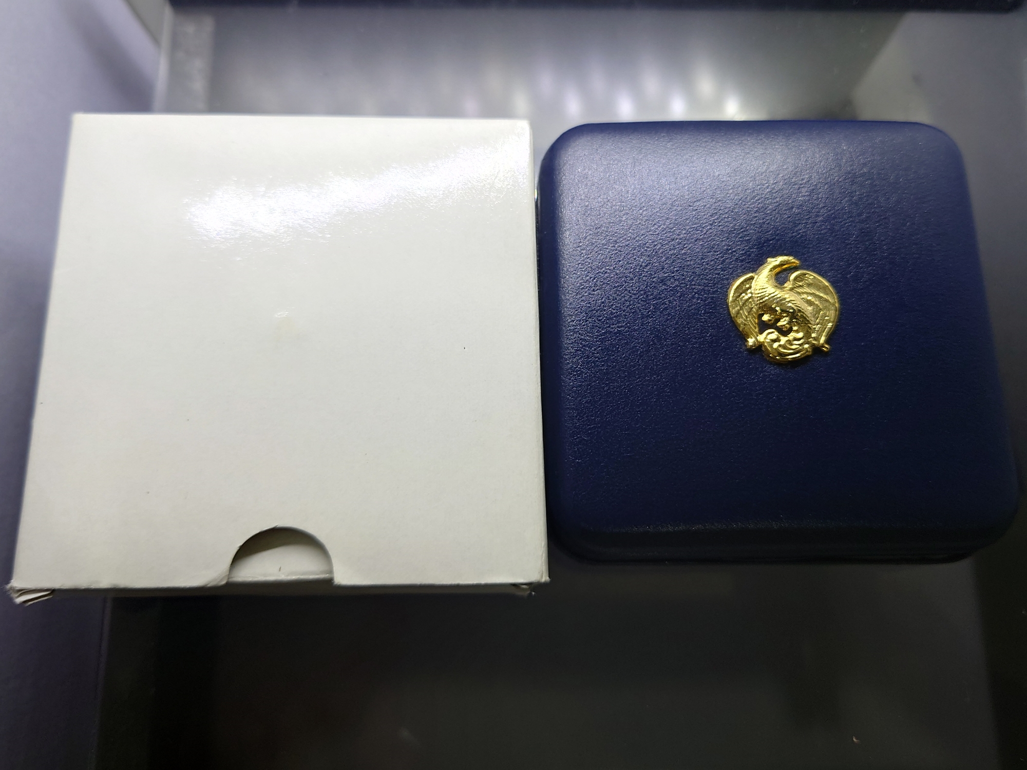 เหรียญเงินขัดเงา 600 บาท ที่ระลึก 75 พรรษา ในหลวงรัชกาลที่9 พ.ศ.2545 พร้อมกล่องหนังและใบเซอร์