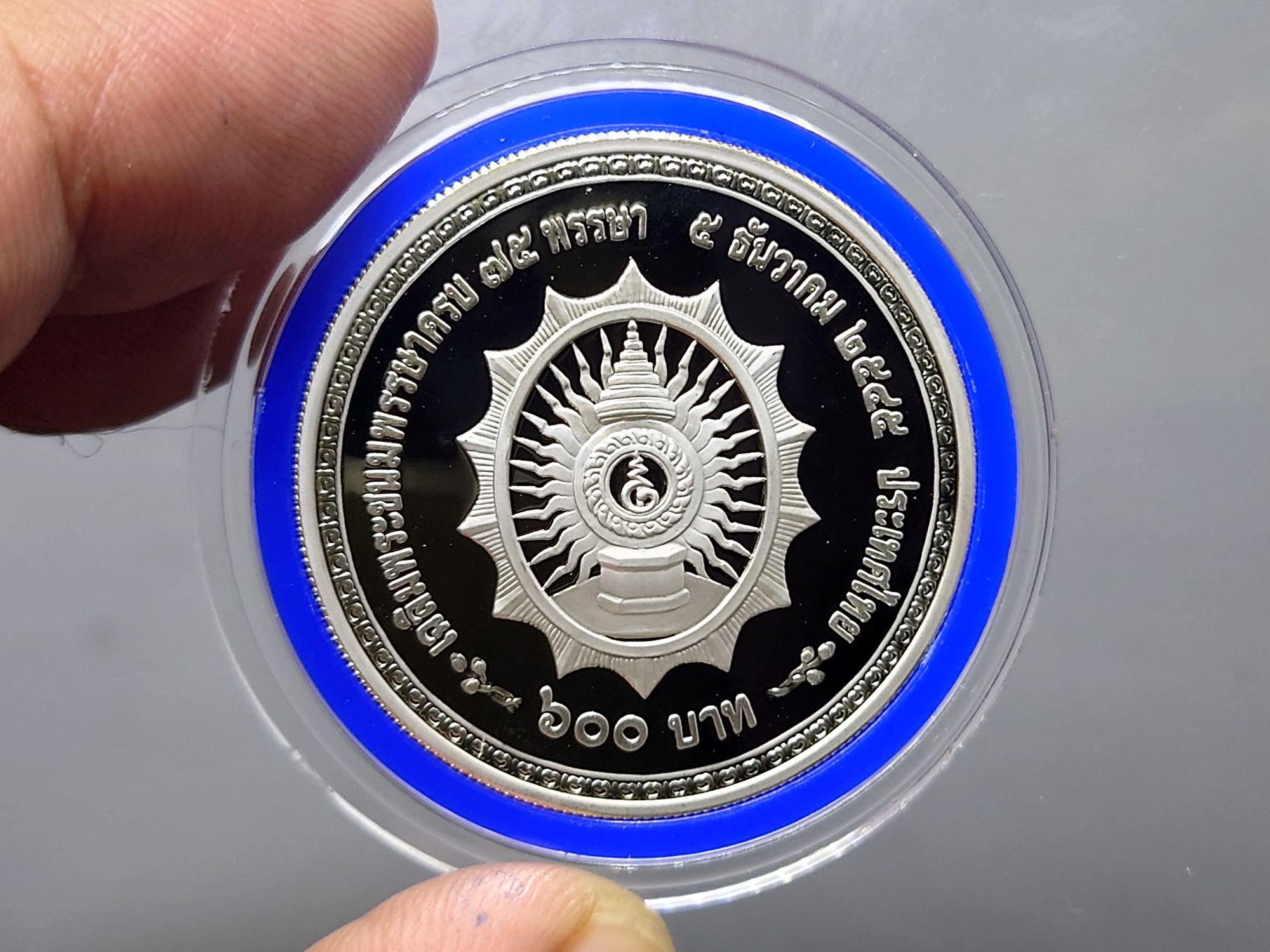 เหรียญเงินขัดเงา 600 บาท ที่ระลึก 75 พรรษา ในหลวงรัชกาลที่9 พ.ศ.2545 พร้อมกล่องหนังและใบเซอร์