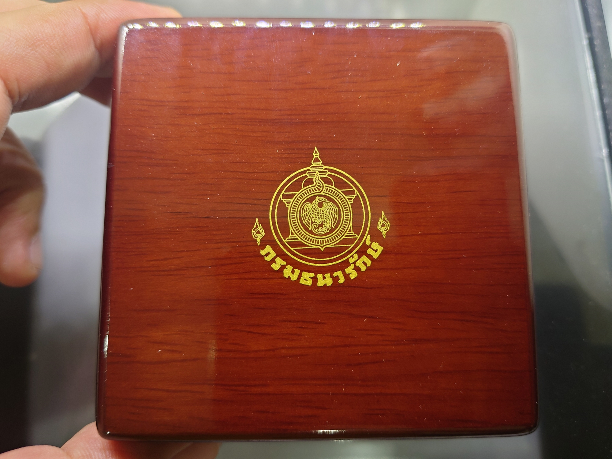 เหรียญ 800 บาท เนื้อเงินขัดเงา ที่ระลึก ฉลองครองราชย์ 70 ปี รัชกาลที่ 9 พ.ศ.2559 พร้อมกล่องและใบเซอร์