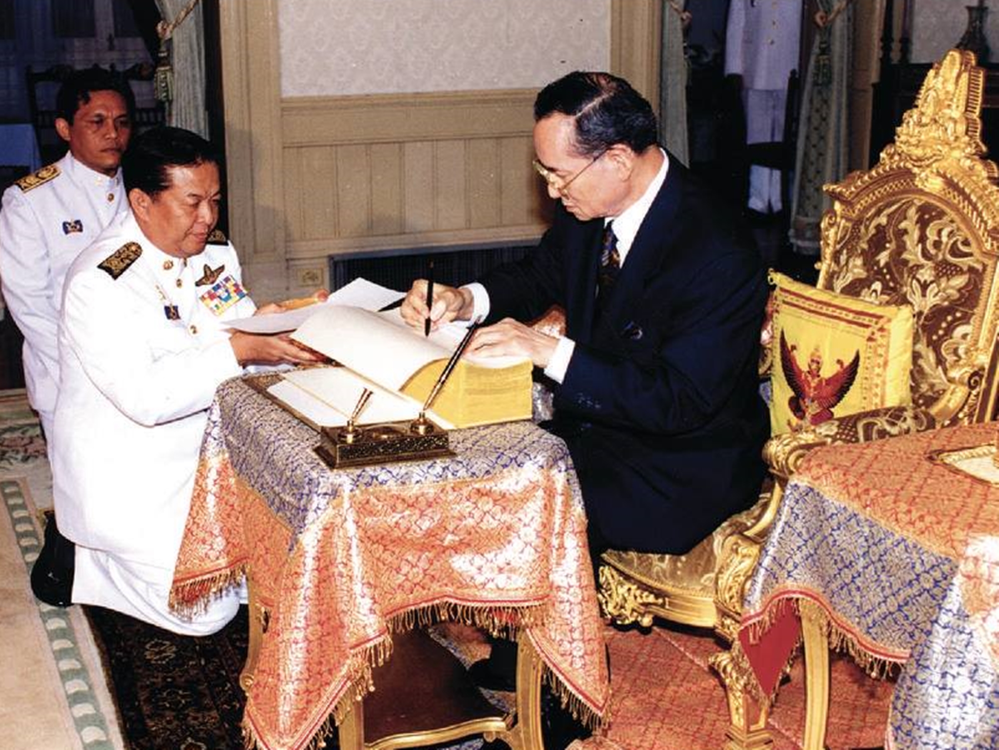 เหรียญที่ระลึกพระราชทาน รัฐธรรมนูญ รัชกาลที่ 9 ปี2540 เนื้อทองแดงชุบทอง พ่นทรายผิวมุก พร้อมหนังสือรัฐธรรมนูญ กล่องครบ