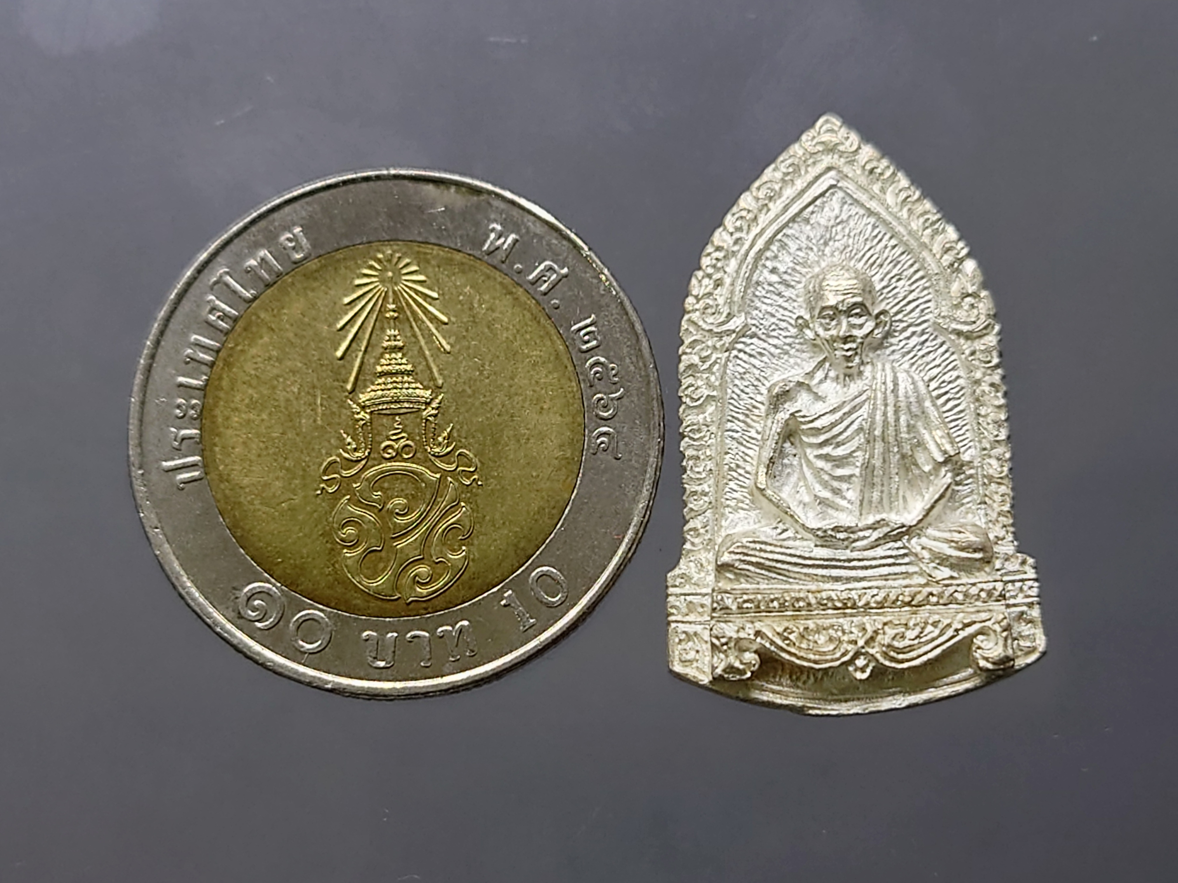 หลวงพ่อเกษม เขมโก หลัง ครูบาศรีวิชัย เนื้อเงิน รุ่นพญาวัน ๘๒ สุสานไตรลักษณ์ ปี2536 พร้อมตลับเดิม