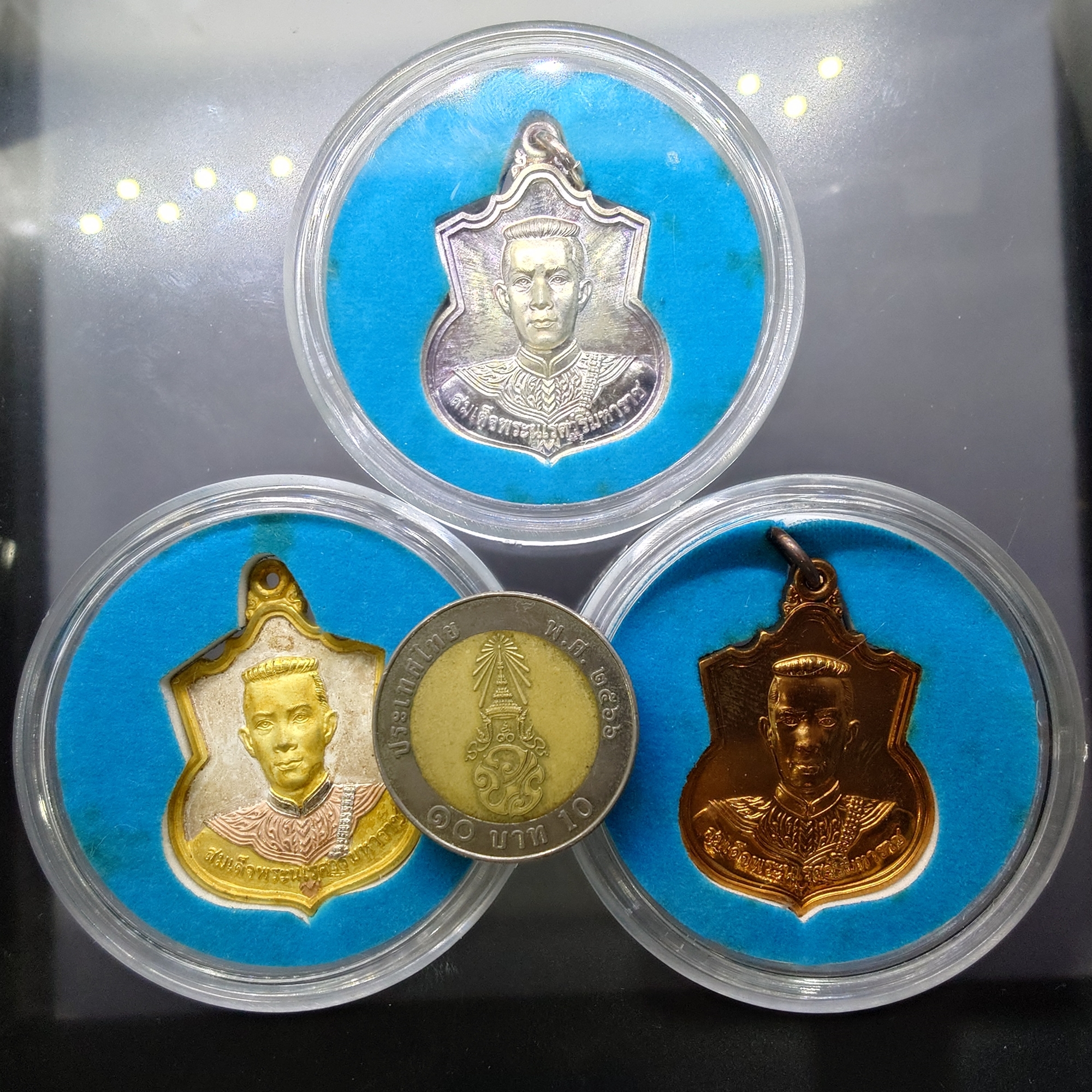 เหรียญสมเด็จพระนเรศวรมหาราช รุ่นสู้ หลังพระนามาภิไธย สก. ปี2548 ชุดกรรมการ 3 เนื้อ พร้อมกล่องเดิม