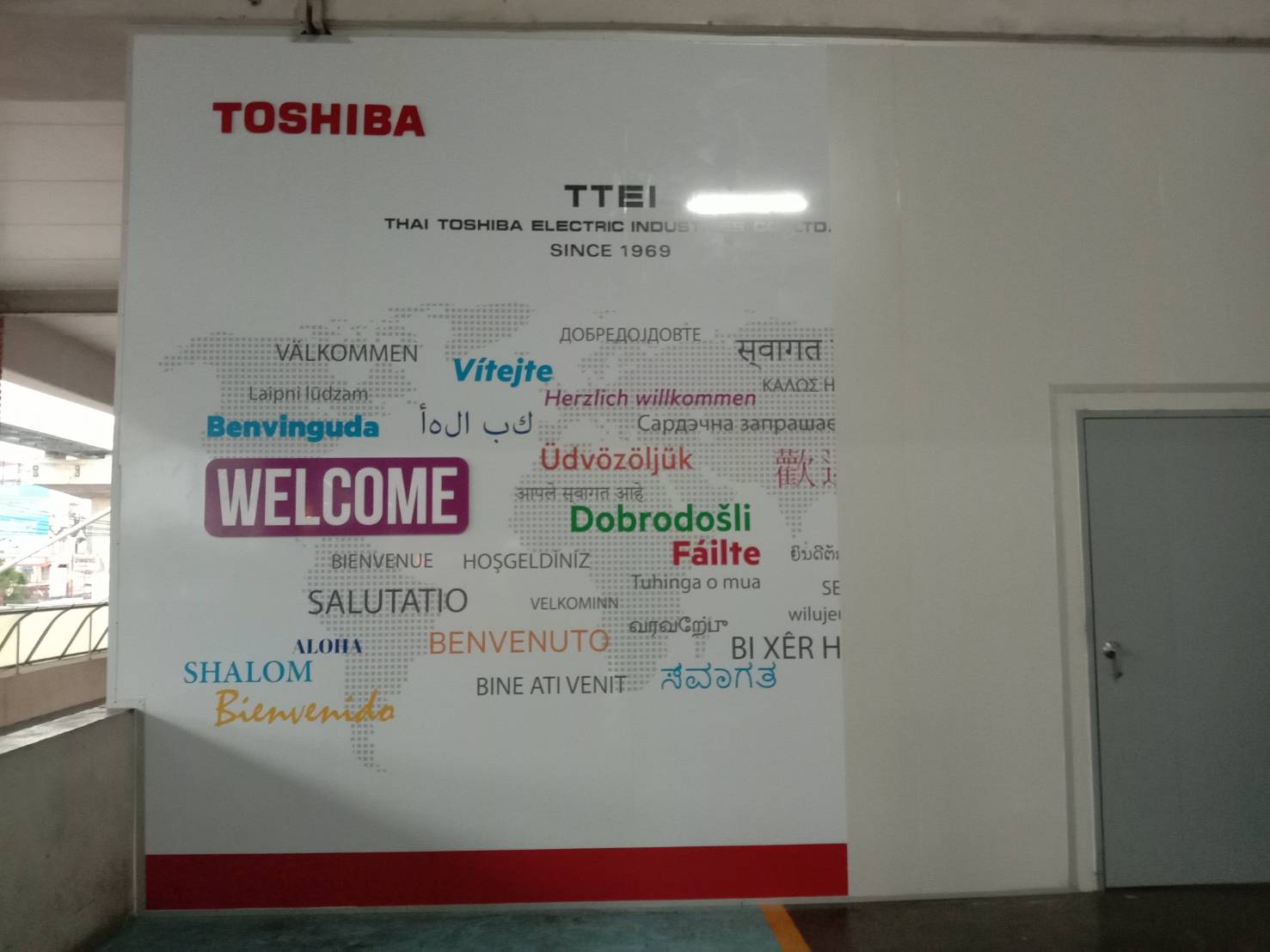 งานตกแต่งบอร์ดกระดานติดผนังของโรงงานโตชิบา