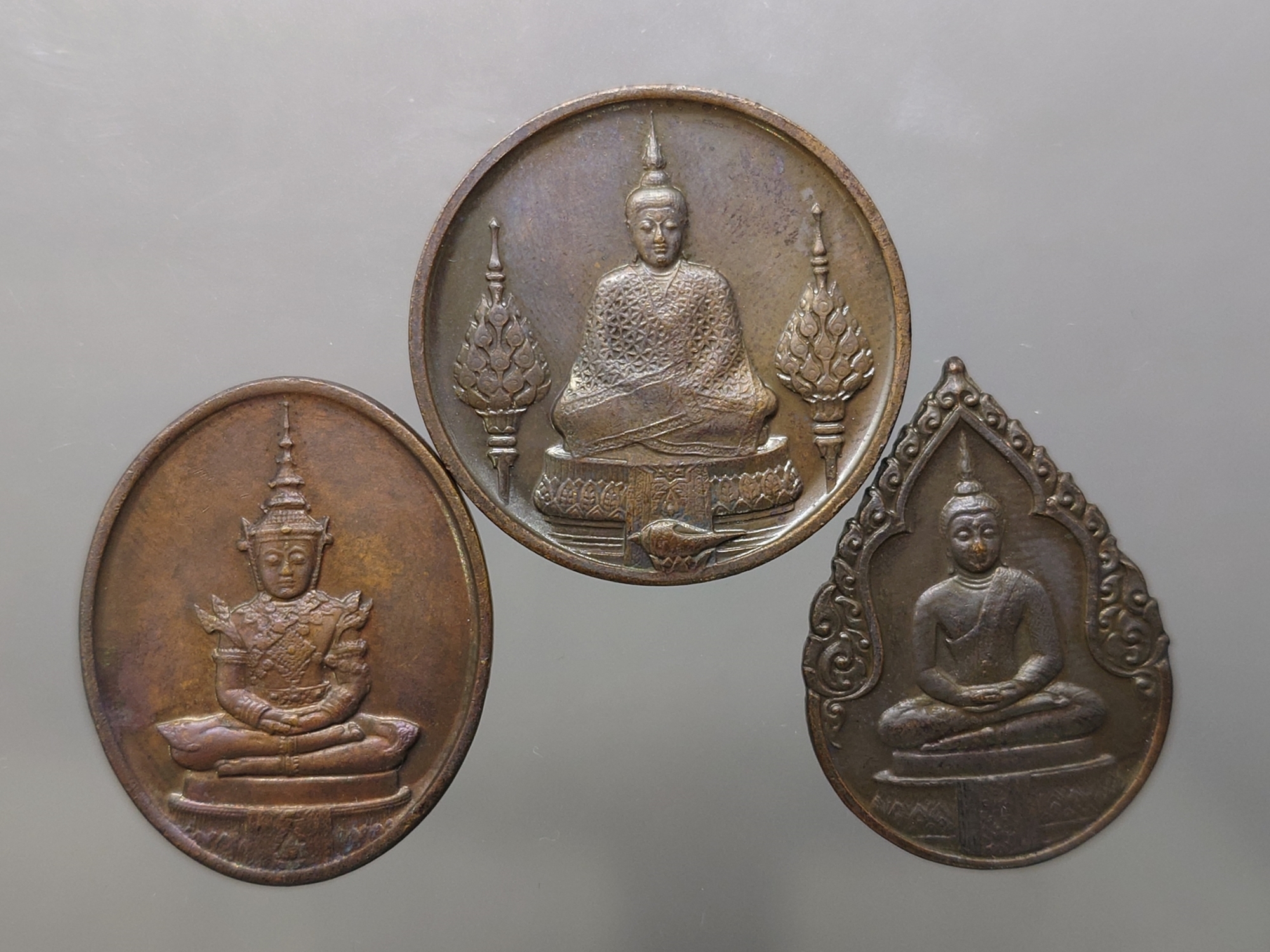 เหรียญพระแก้วมรกต ภปร รุ่นสอง ชุด 3 ฤดู เนื้อทองแดงรมดำ ฉลองกรุงรัตนโกสินทร์ 200 ปี พ.ศ.2525 พร้อมกล่องเดิม