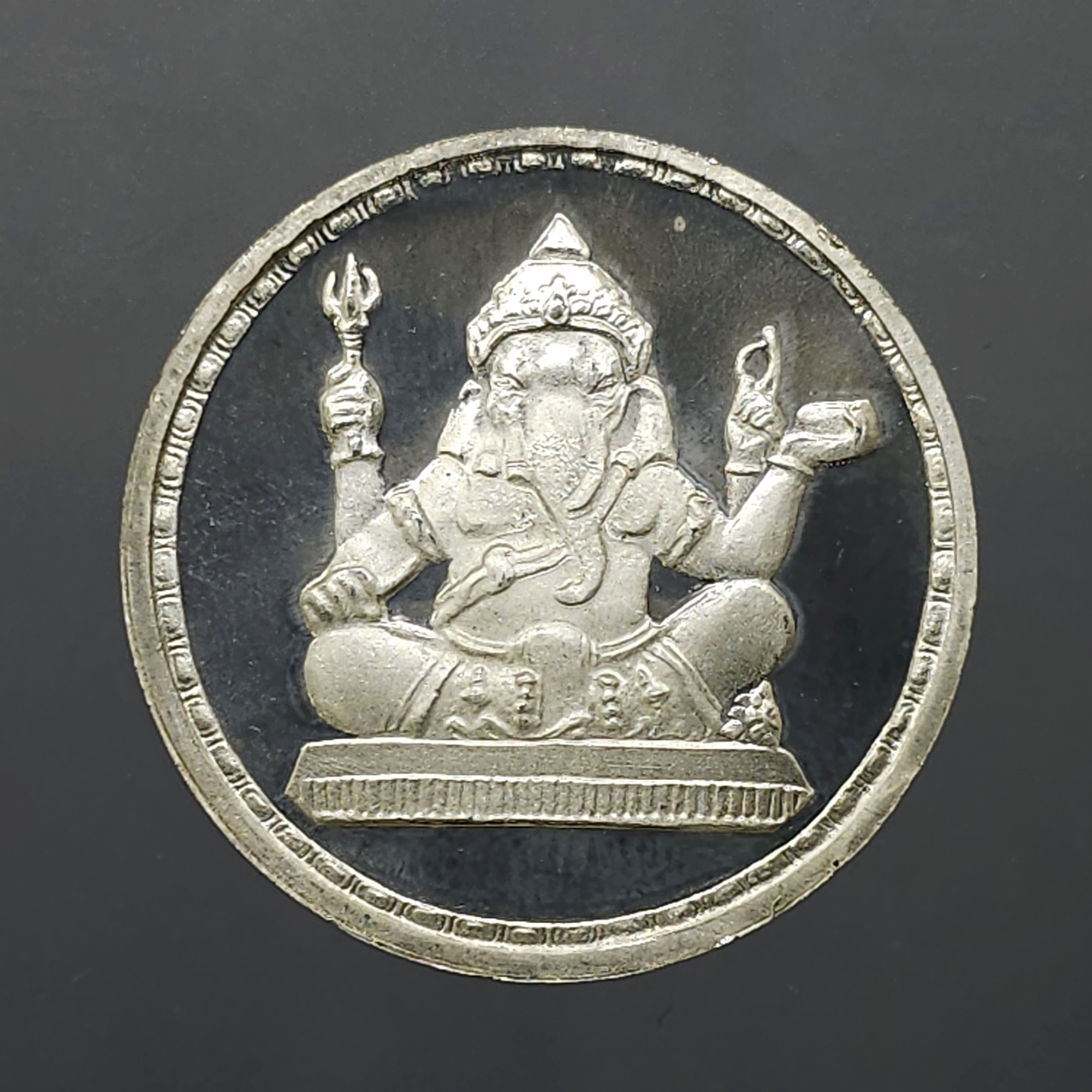 เหรียญพระพิฆเนศ พิมพ์สองหน้า วิทยาลัยช่างศิลป กรมศิลปากร จัดสร้าง ปี2538 เนื้อเงิน ขนาด 2.5 ซ.ม.