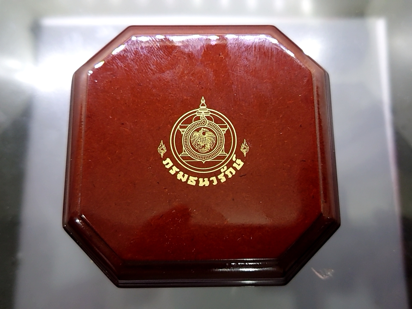 เหรียญทองคำขัดเงา เหรียญ 16000 บาท (ทอง 96.5% หนัก 15 กรัม) ที่ระลึกรางวัลนักวิทยาศาสตร์ดินเพื่อมนุษยธรรม พ.ศ.2555