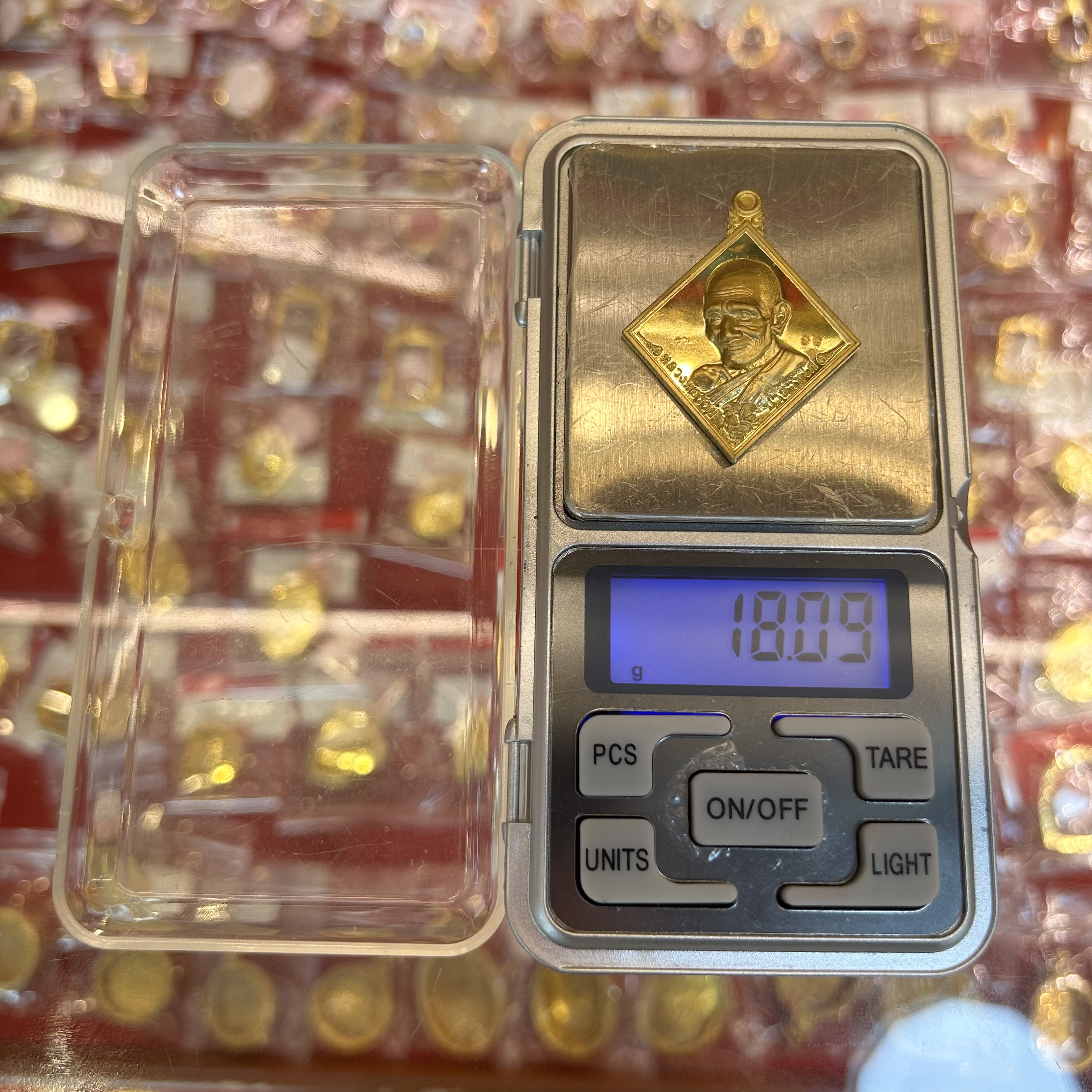 เหรียญหลวงพ่อรวย รุ่นรวยเจริญพร ๙๙ ไตรมาส ปี63 วัดซึก จ.อยุธยา เนื้อทองคำ