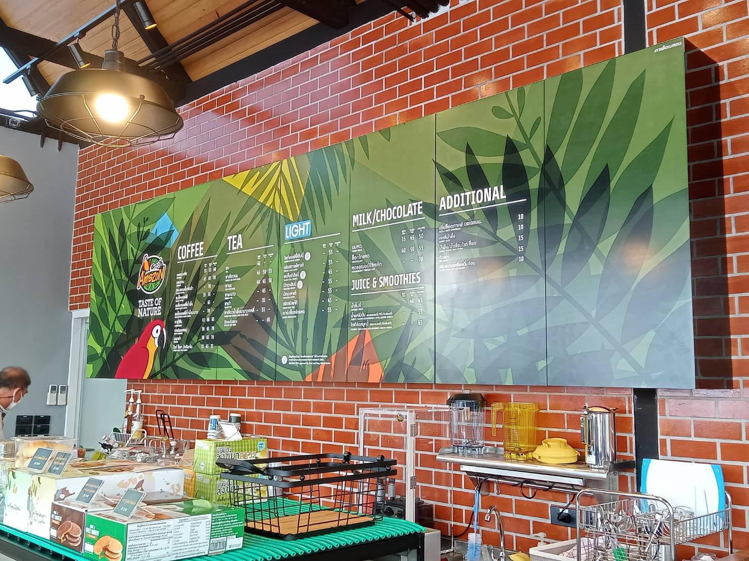 ป้ายสติกเกอร์อเมซอน ป้ายร้านกาแฟ พิมพ์สติกเกอร์ติดลงบนตู้เก็บของด้านหลังเชลฟ์ ร้านกาแฟอเมซอน