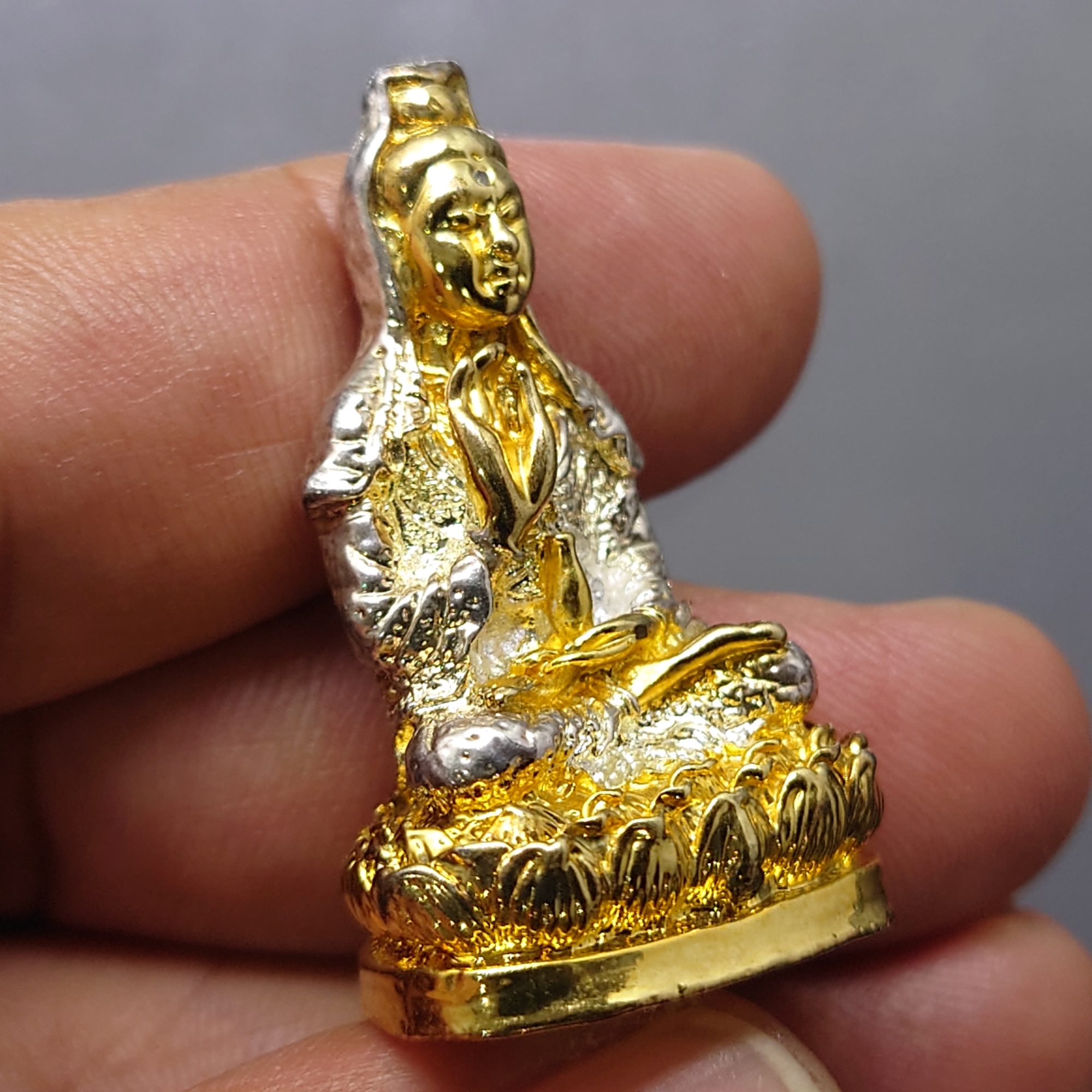 พระโพธิสัตว์กวนอิม รุ่นเพชรเจ้าฟ้า พิมพ์ใหญ่ เนื้อโลหะสามกษัตริย์ ฝังเพชรที่หน้าผาก อภิมหาพุทธาภิเษก ณ วัดบวรนิเวศวิหาร ปี2538 พร้อมตลับเดิม