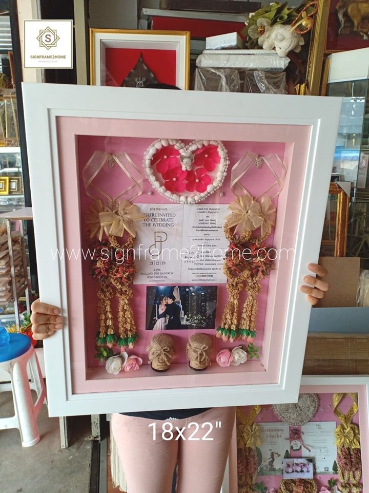 กรอบทรงลึกไม้ขาวเรียบซ้อน 2 ชั้น เสริมขอบโฟโต้เม้าสีชมพูอ่อน ขนาด 18x22 นิ้ว