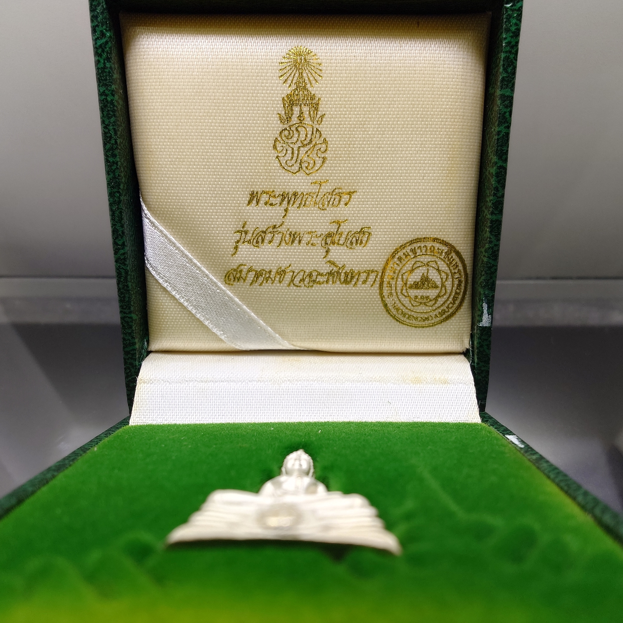 พระพุทธโสธร ภปร เนื้อเงิน พิมพ์ใหญ่ รุ่นสร้างพระอุโบสถ ปี 2539 พร้อมกล่องเดิม ใบเซอร์