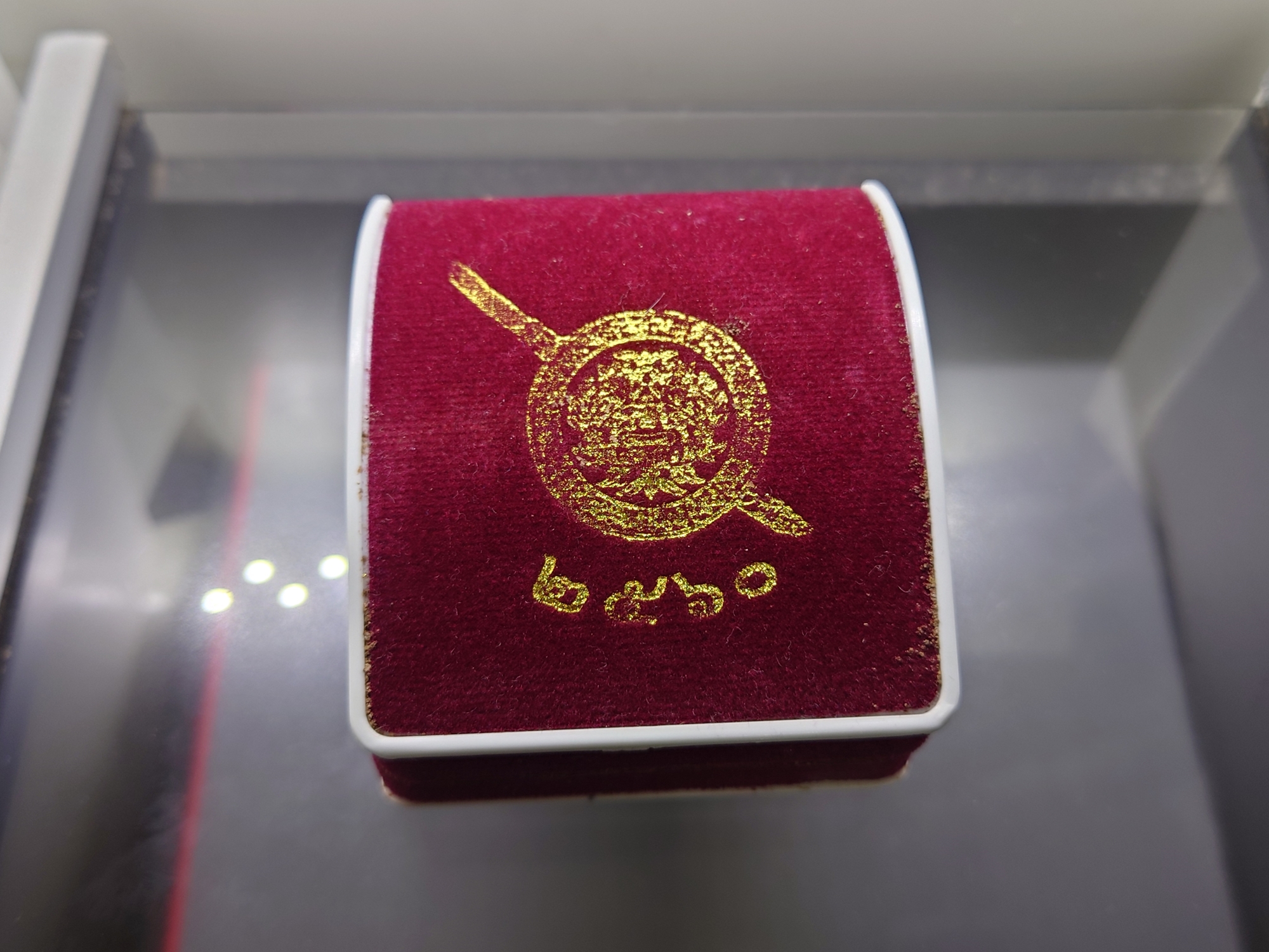 หลวงพ่อโสธร พิมพ์เสมา เนื้อเงิน ลงยาน้ำเงิน รุ่นโสธร 2560 ตำรวจ ๘ ริ้ว ขนาดสูง 3 เซ็น ปี2560 พร้อมกล่องเดิม