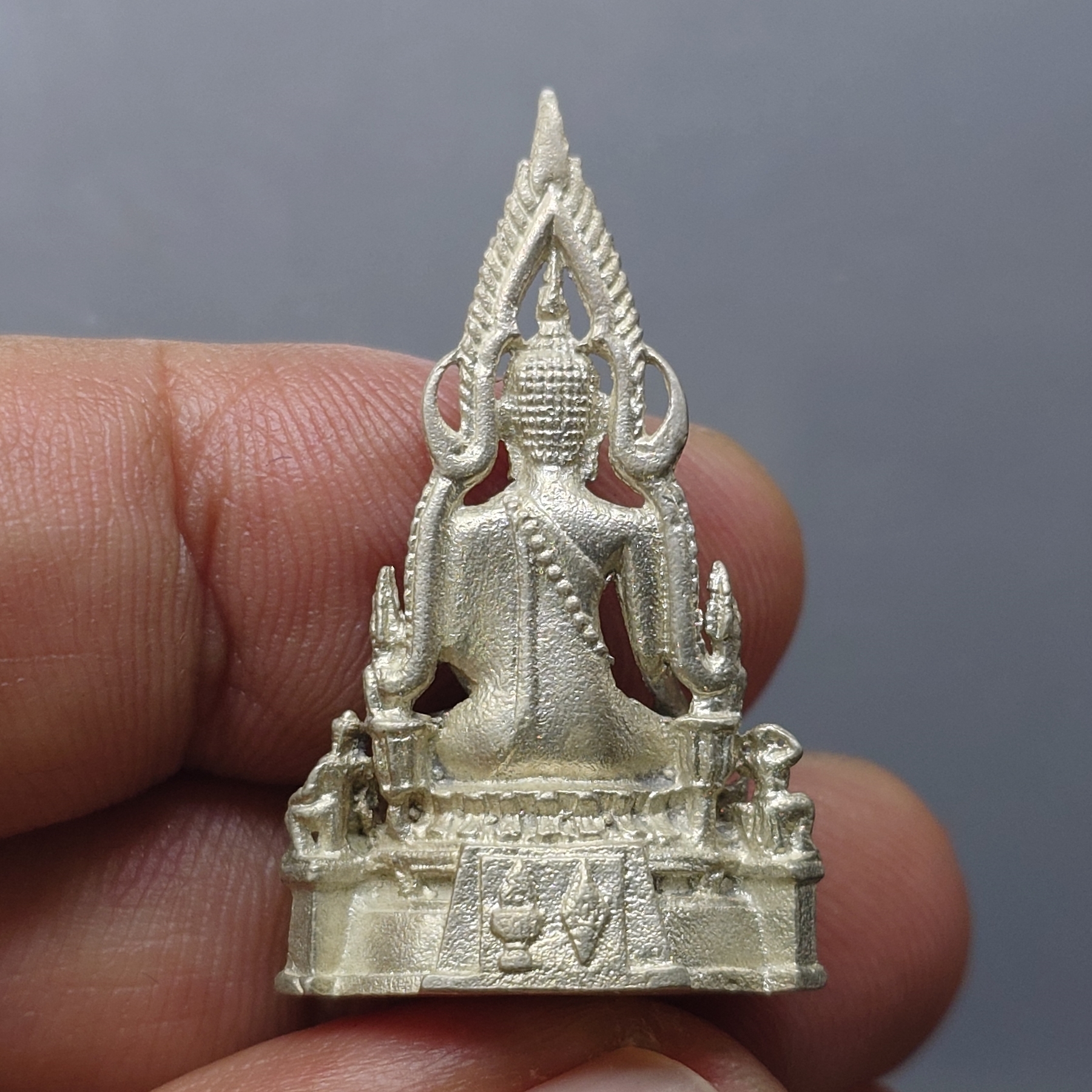 กริ่งพระพุทธชินราช รุ่นทรงมาลาเบี่ยง รุ่นแรก รุ่นเดียว เนื้อเงิน พิมพ์ใหญ๋ วัดพระศรีรัตนมหาธาตุ ปี2520 นิยม หายาก พร้อมตลับเดิม