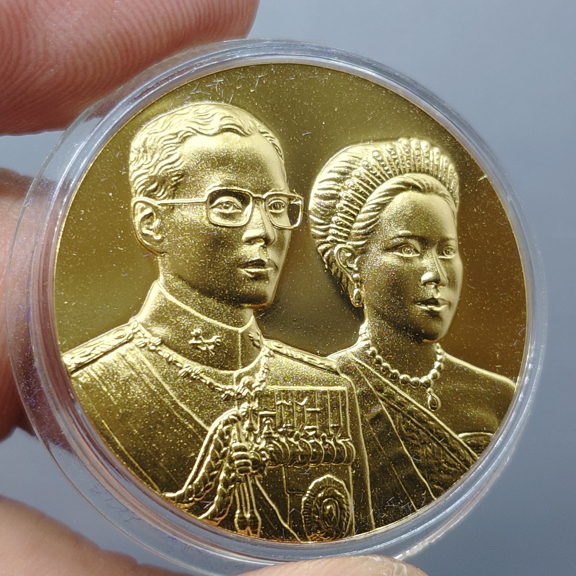 เหรียญพระราชทาน ในหลวง ร9 และ พระราชินี เนื้อเงินกะไหล่ทอง ขนาด 3 เซน ทรงกลม พร้อมกล่องเดิม (แจกเฉพาะข้าราชการ ใกล้ชิดพระองค์)