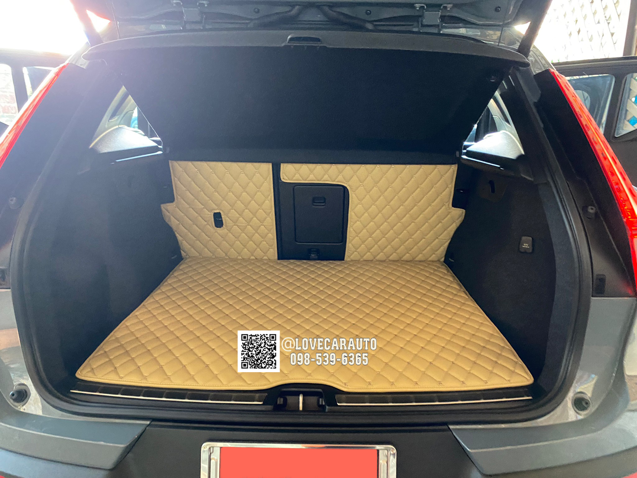 พรมปูพื้นรถยนต์ Volvo Xc40 Recharge สีครีม พร้อมเสริมไวนิลน้ำตาล 2 ชิ้น