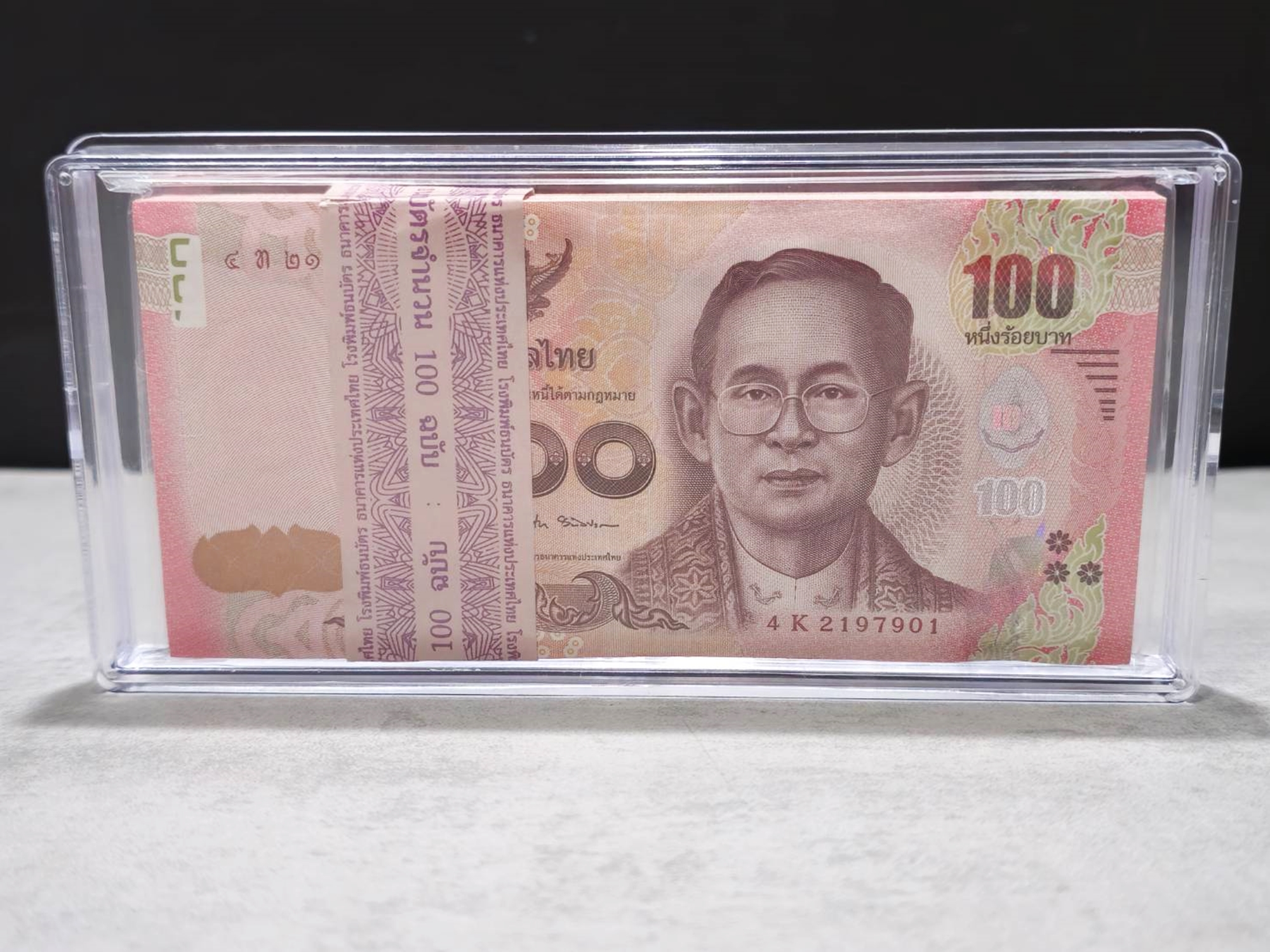 ธนบัตรยกแหนบ 100 ใบ เรียงเลข ธนบัตร 100 บาท แบบ 16.5 ไม่ผ่านใช้งาน UNC พร้อมบรรจุตลับ (มีเลขสวย เลขกระจก)