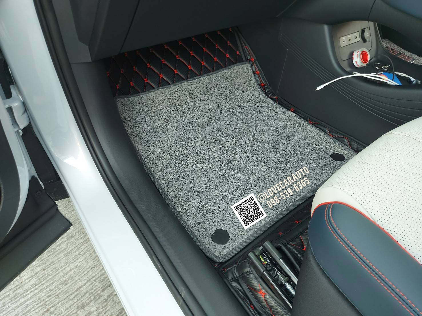 พรมปูพื้นรถยนต์ 7D BYD Atto3 ev 2023 ลายเคฟล่าสีดำด้ายแดง + ไวนิลเทา