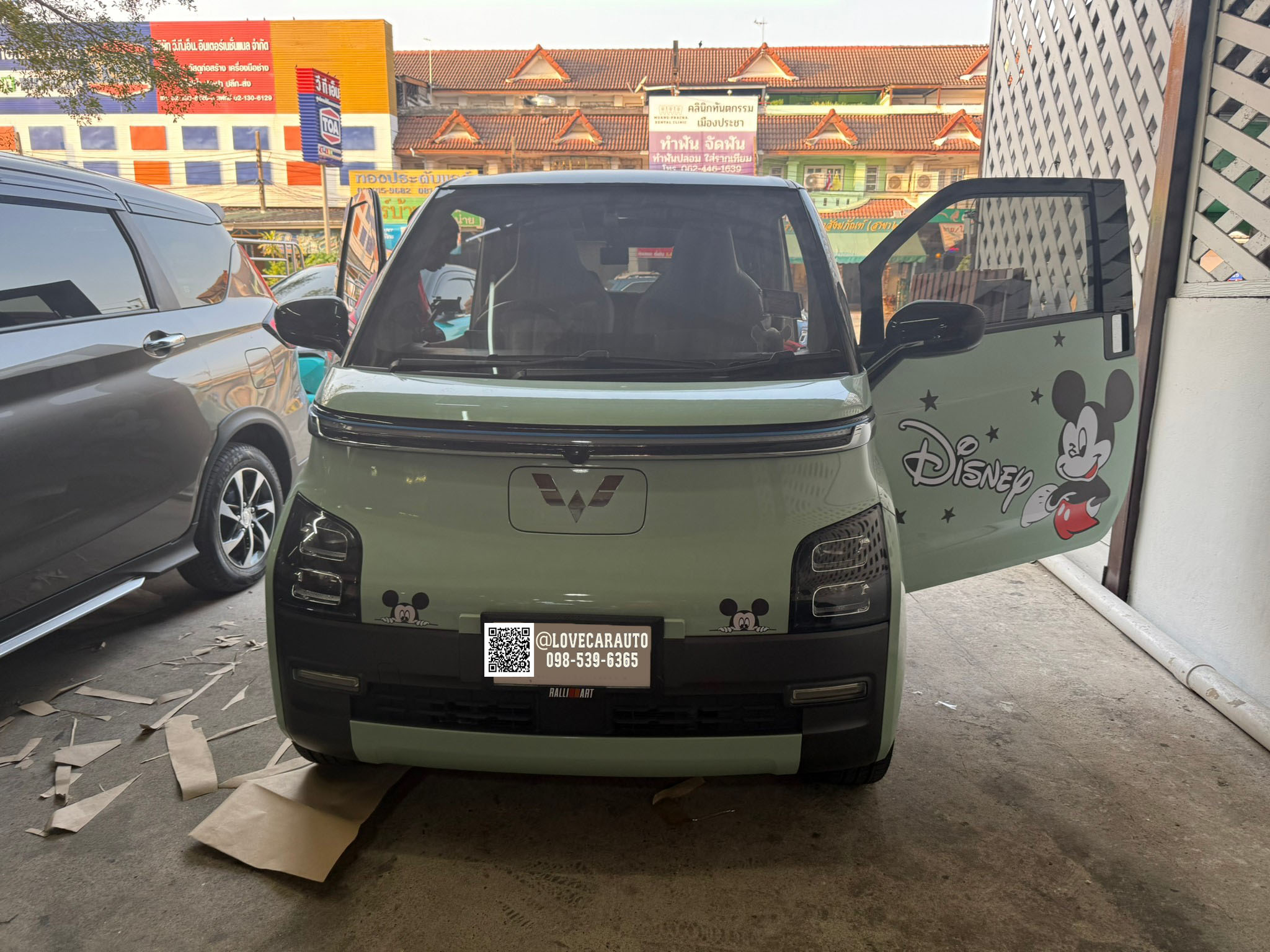 พรมปูพื้นรถยนต์ 6D wuling air ev สีดำด้ายทองด้ายคู่