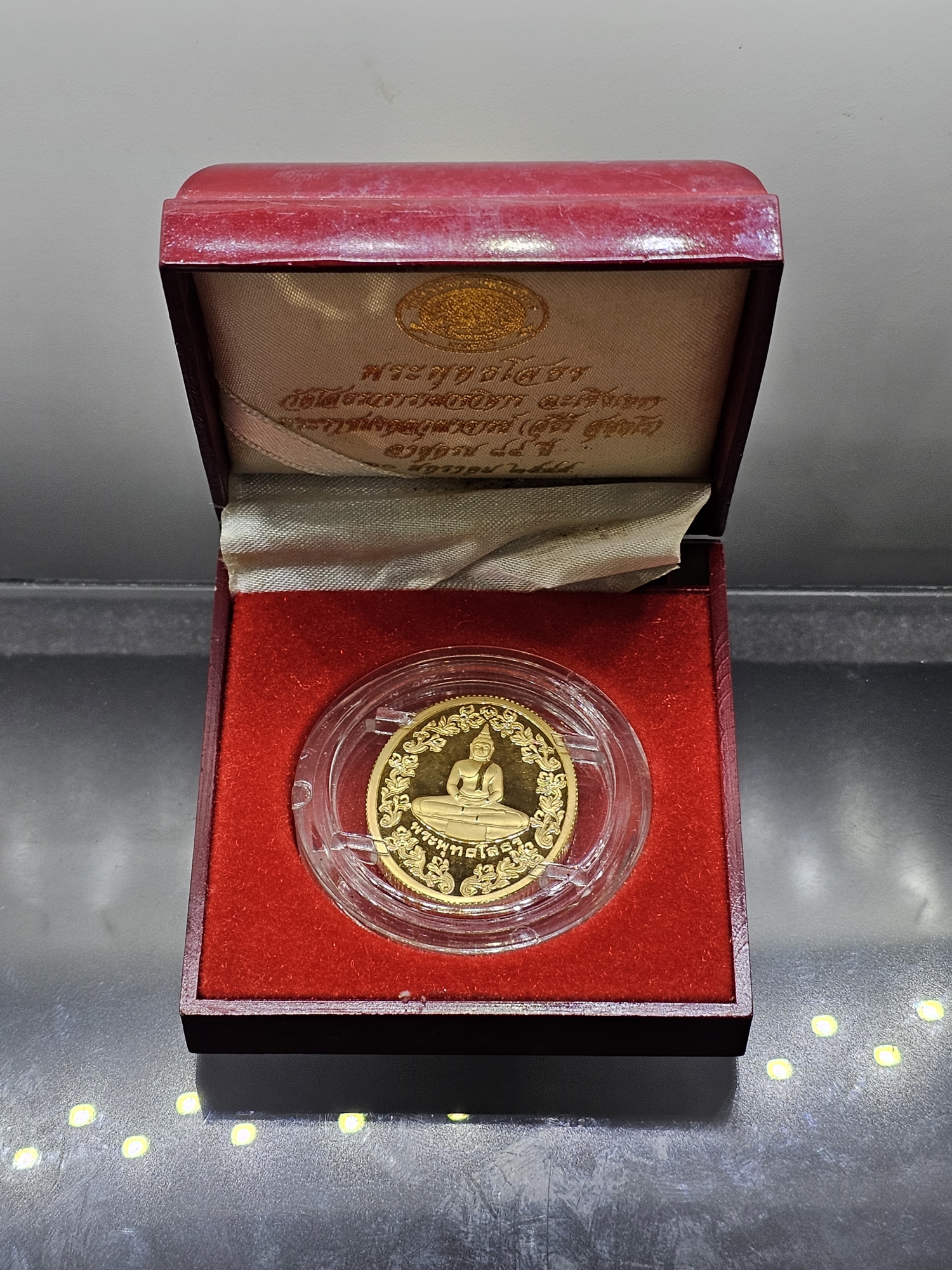เหรียญพระพุทธโสธร หลัง พระราชมงคลวุฒาจารย์ ( สุธีร์ สุนฺทโร ) อายุครบ 84 ปี วัดโสธรวรารามวรวิหาร พ.ศ.2545 เนื้อทองแดงขัดเงาชุบทอง พร้อมกล่องเดิม