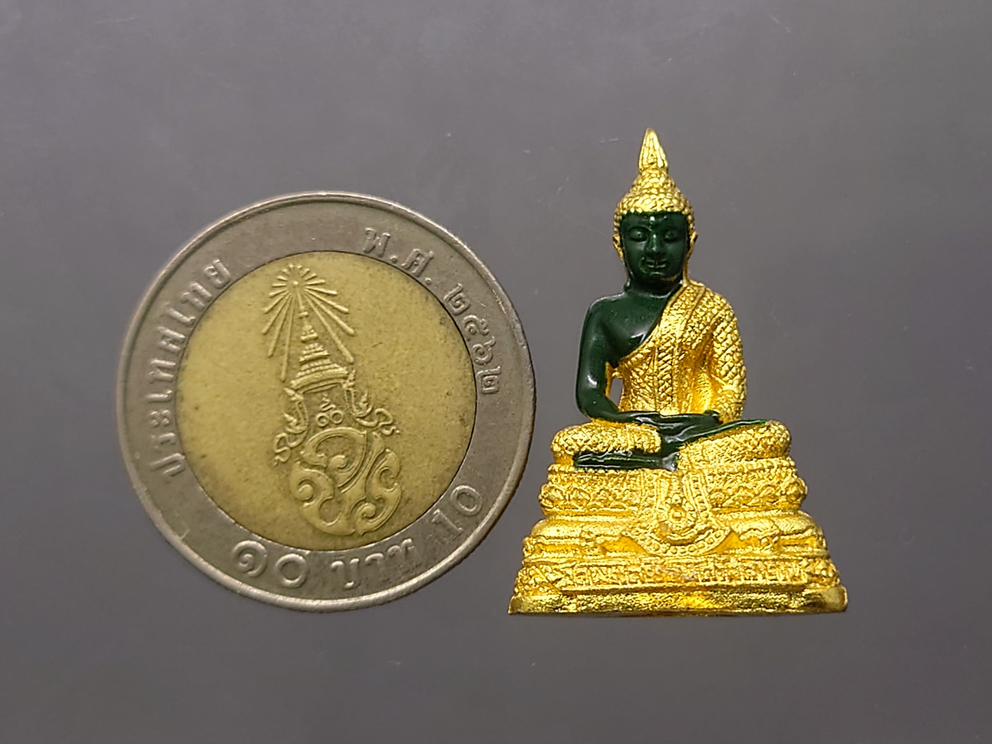 พระแก้วมรกต ทรงเครื่องฤดูฝน (ขนาดสูง 3 เซน) เนื้อโลหะเคลือบสีเขียว เครื่องทรงชุบทอง สำนักพระราชวัง สร้าง พุทธาภิเษก ณ วัดพระศรีรัตนศาสดาราม พ.ศ.2547 ตลับเดิม รับประกันแท้