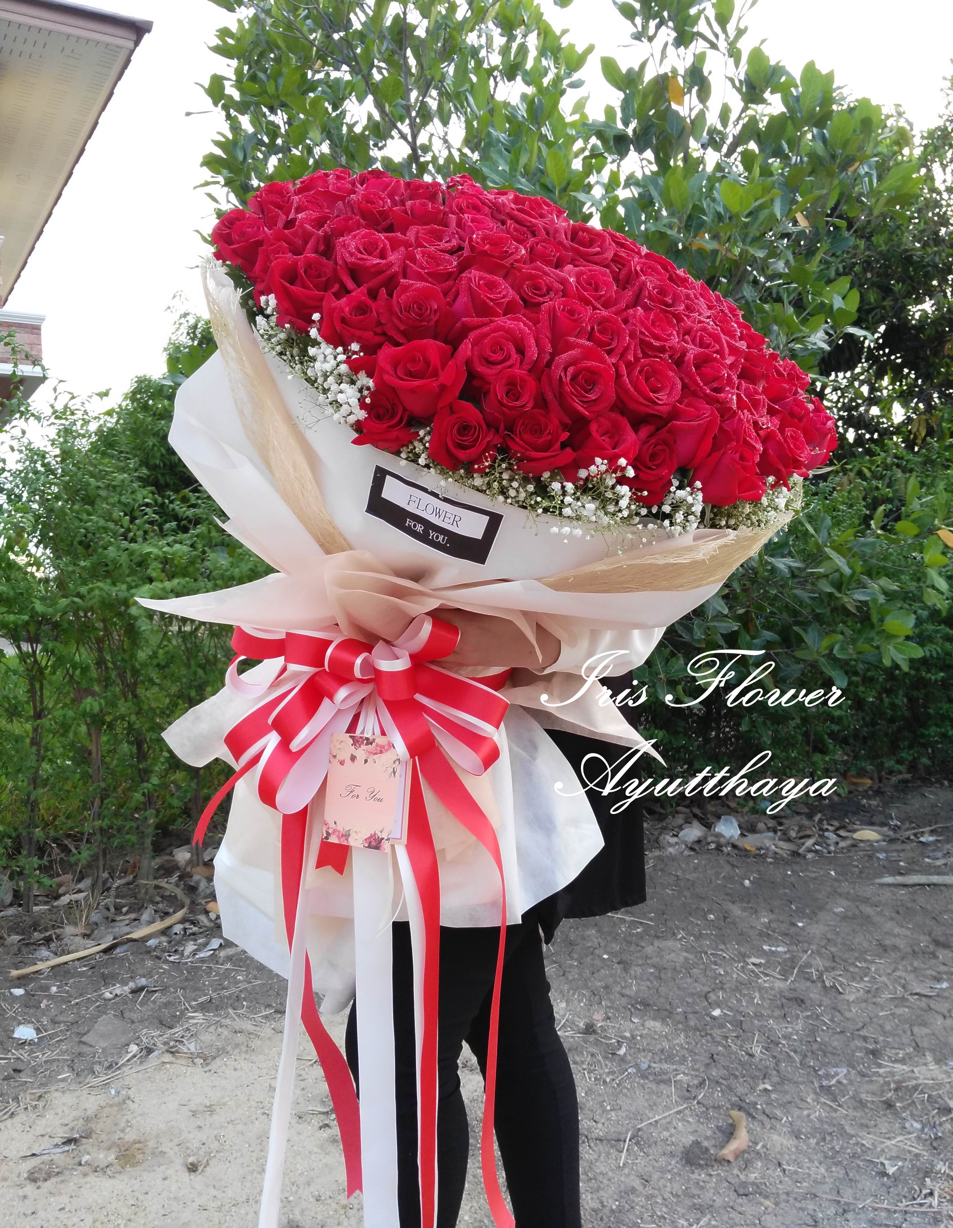 ช่อดอกกุหลาบสีแดง 100 ดอก