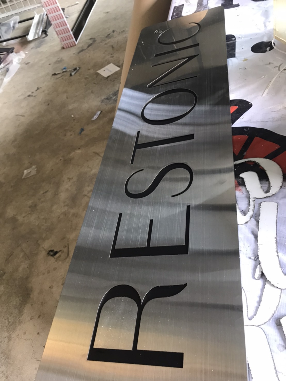 ป้ายสแตนเลสขนแมวเจาะรูตัวอักษรหน้าโบว๋ เจาะสอดอะคริลิคสีดำ งานRESTONIC