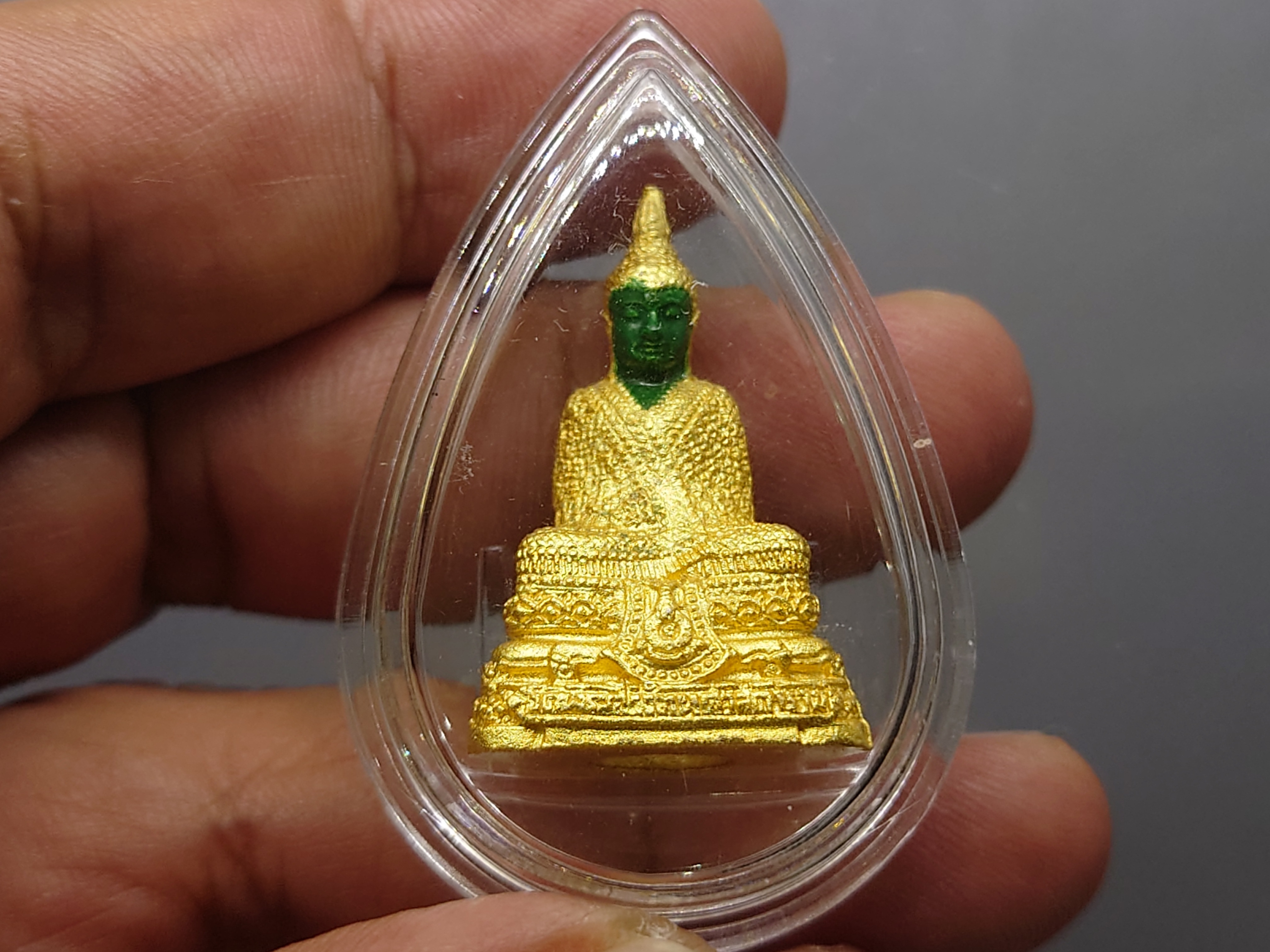 พระแก้วมรกต ชุด 3 ฤดู เนื้อโลหะเคลือบสีเขียว เครื่องทรงชุบทอง สำนักพระราชวัง สร้าง พุทธาภิเษก ณ วัดพระศรีรัตนศาสดาราม พ.ศ.2547 พร้อมกล่องเดิม รับประกันแท้