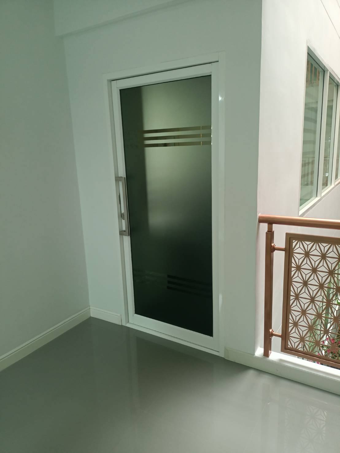 งานตัดสติกเกอร์ฝ้าติดกระจกสำนักงาน ติดสติกเกอร์ฝ้าออฟฟิศ งานพิมพ์สติกเกอร์ฝ้า