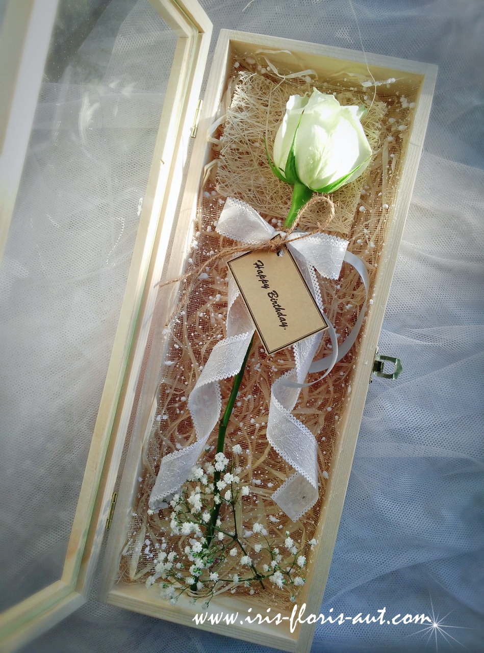 Flower Gift Box กุหลาบขาวในกล่องไม้