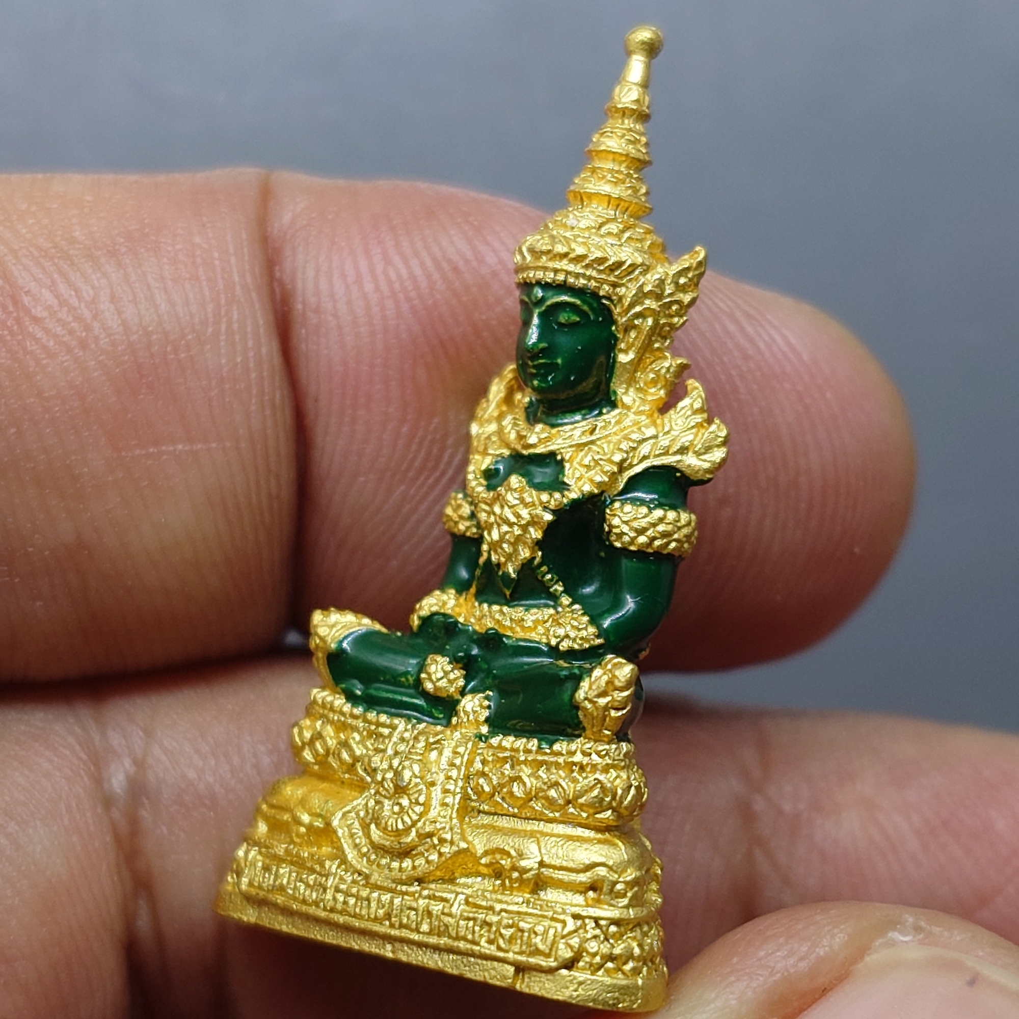 พระแก้วมรกต เครื่องทรงฤดูร้อน (ขนาดสูง 3.5 เซน) เนื้อโลหะเคลือบสีเขียว เครื่องทรงชุบทอง สำนักพระราชวัง สร้าง พุทธาภิเษก ณ วัดพระศรีรัตนศาสดาราม พ.ศ.2547 ตลับเดิม รับประกันแท้