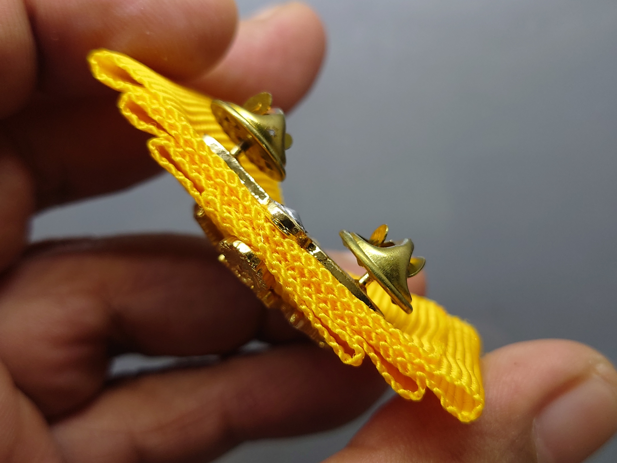 เข็มกาญจนาภิเษกบนผ้าแพรสีเหลือง จัดสร้างในวโรกาส 75 พรรษา รัชกาลที่9 ปี2545 พร้อมตลับเดิม ประกันแท้