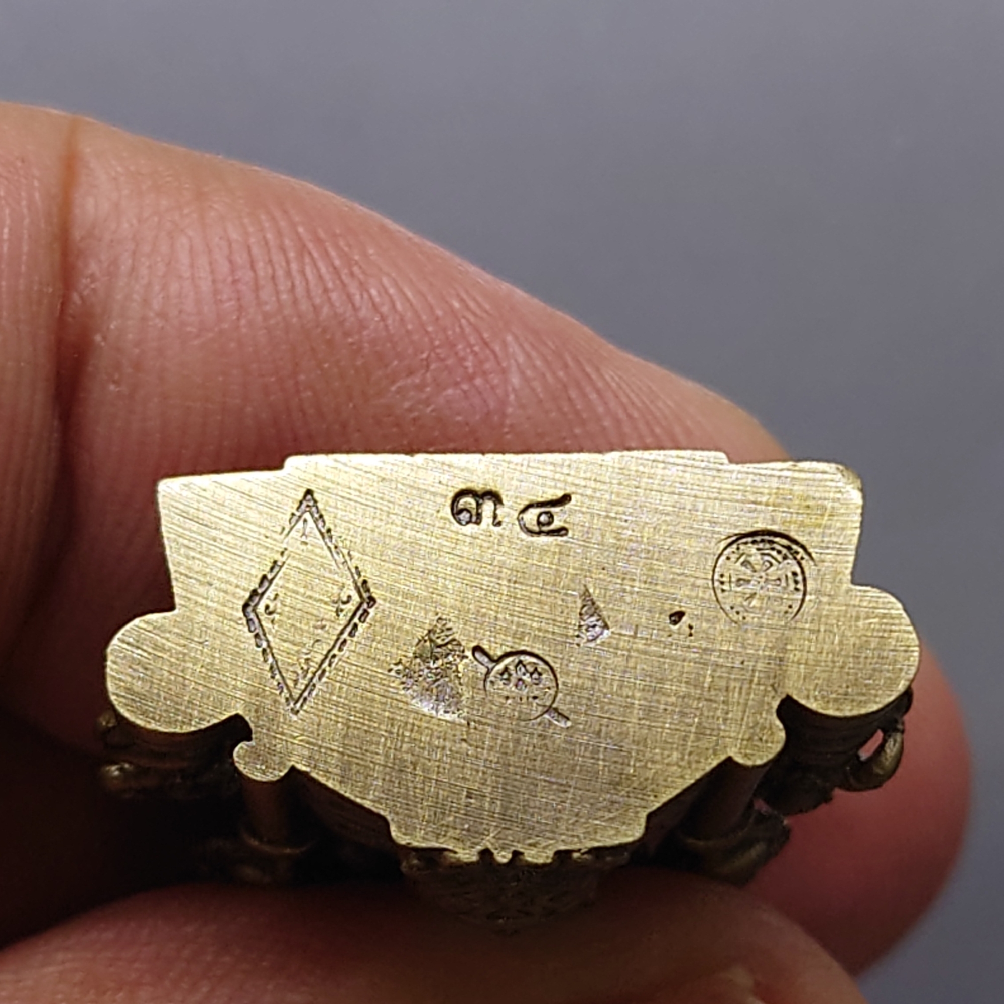 พระพุทธชินราช ลอยองค์ เนื้อทองขาวนอกโบราณ กรมตำรวจรุ่นแรก รุ่น “ประวัติศาสตร์” พ.ศ.2562 พร้อมกล่องเดิม