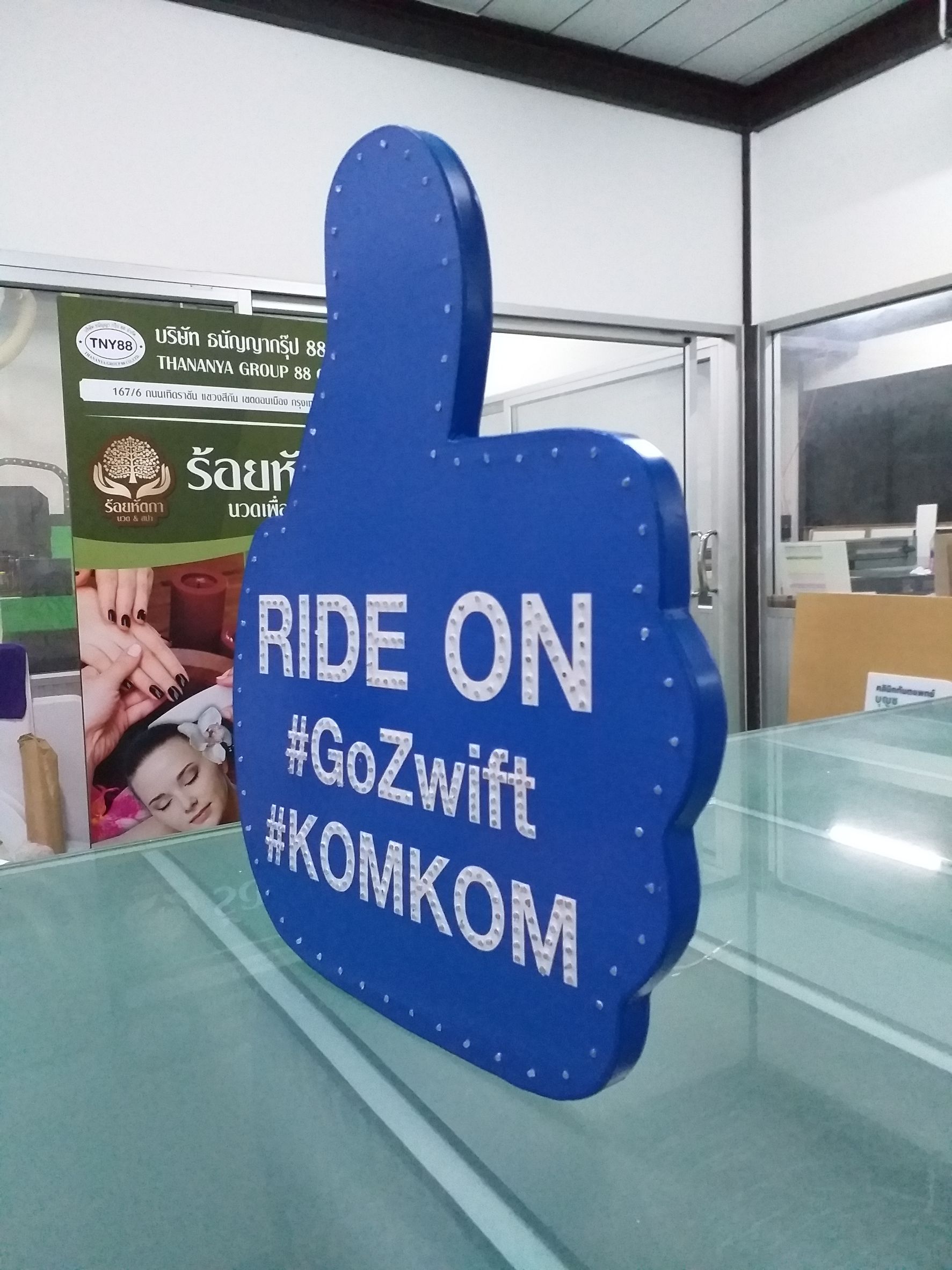 งานป้ายไฟเชียร์ตามรูปทรง ป้ายไฟเชียร์รูปมือ งานRIDE ON #GoZwify #KOMKOM