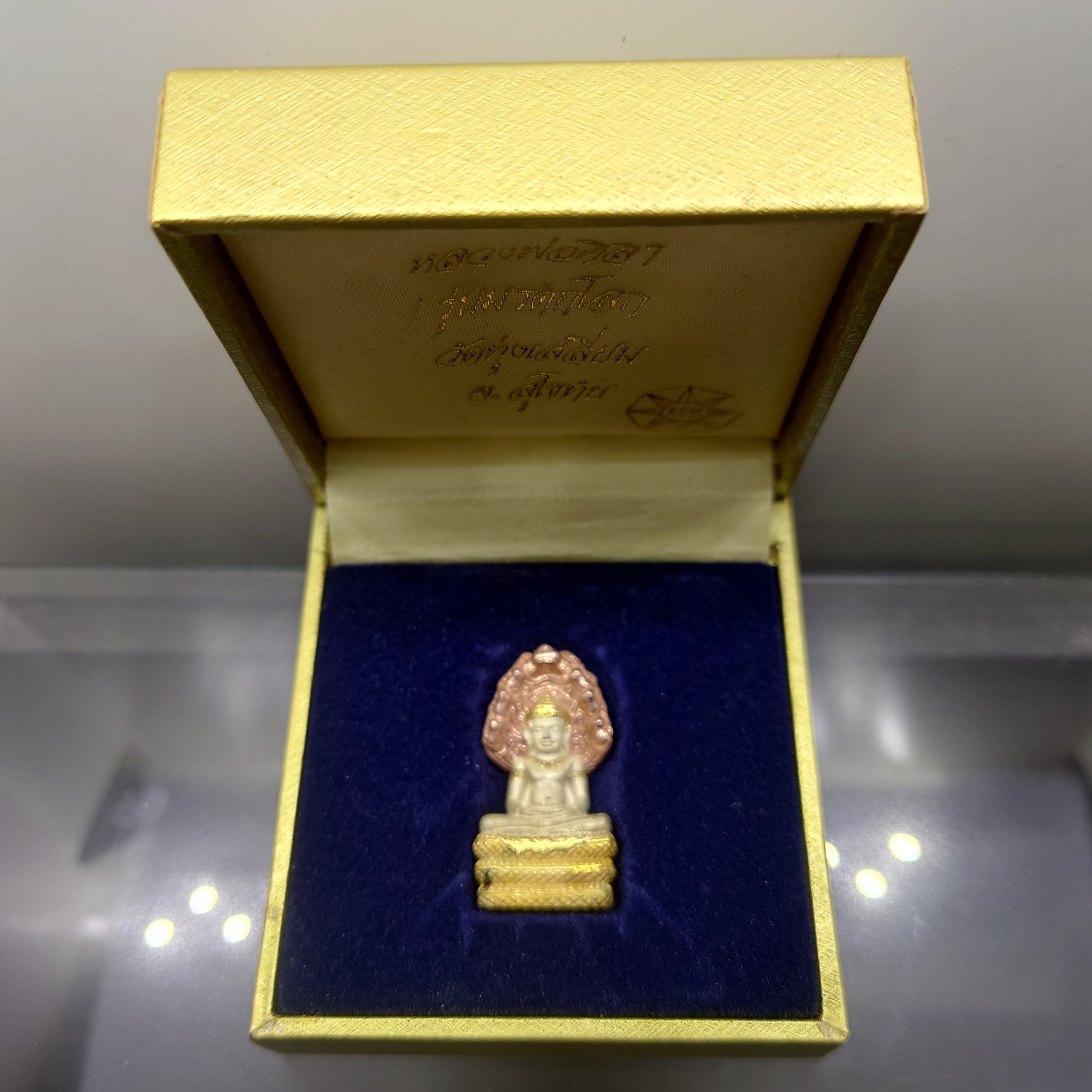 พระนาคปรก หลวงพ่อศิลา รุ่นมรดกโลก เนื้อเงินสามกษัตริย์ พิมพ์ใหญ่ พุทธาภิเษก วัดบวรนิเวศวิหาร โดย สมเด็จพระสังฆราช ญสส เป็นประธานในพิธี ออกวัดทุ่งเสลี่ยม สุโขทัย ปี2540 กล่องเดิม