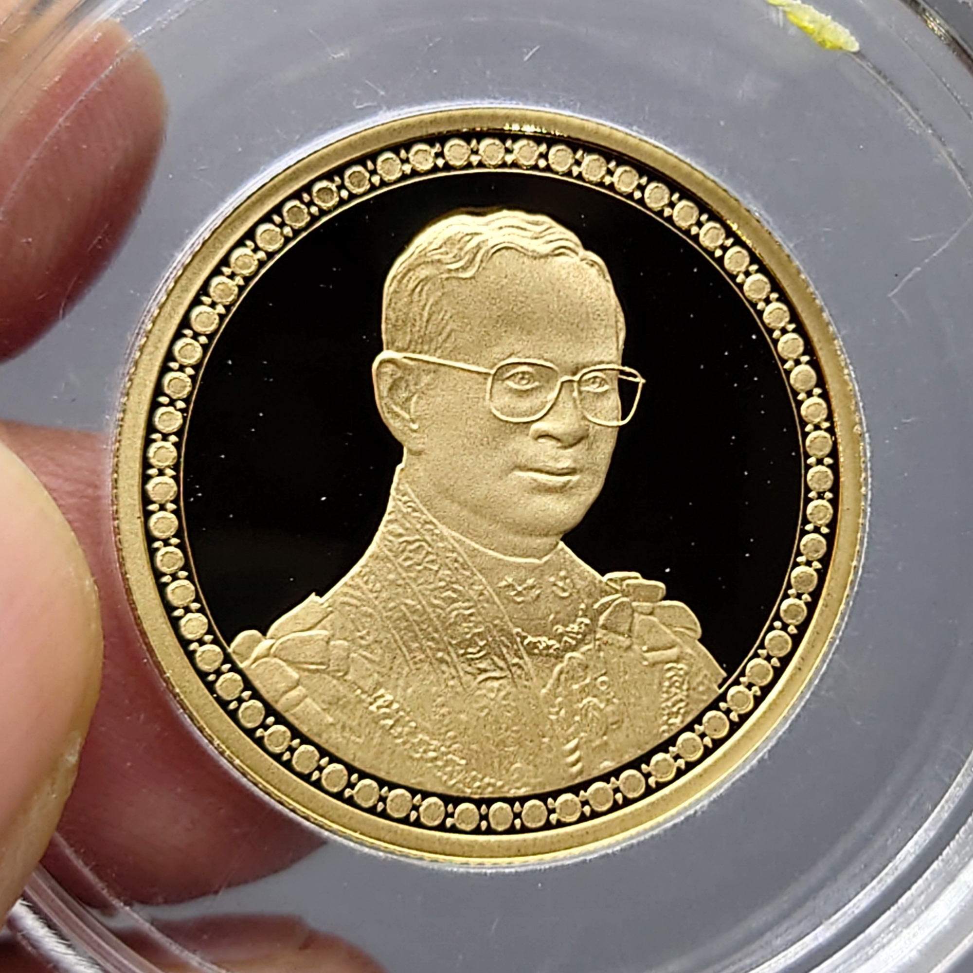 เหรียญทองคำขัดเงา โฮโลแกรม ชนิดราคา 12000 บาท ที่ระลึกฉลองสิริราชสมบัติครบ 60 ปี รัชกาลที่9 พ.ศ.2549 พร้อมกล่องไม้ใบเซอร์