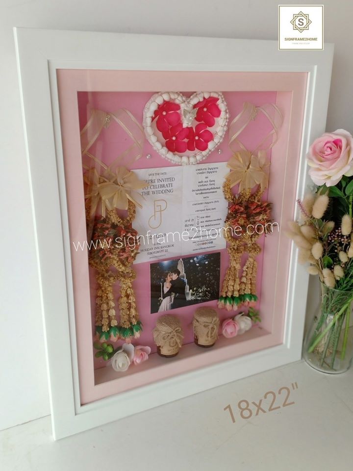 กรอบทรงลึกไม้ขาวเรียบซ้อน 2 ชั้น เสริมขอบโฟโต้เม้าสีชมพูอ่อน ขนาด 18x22 นิ้ว