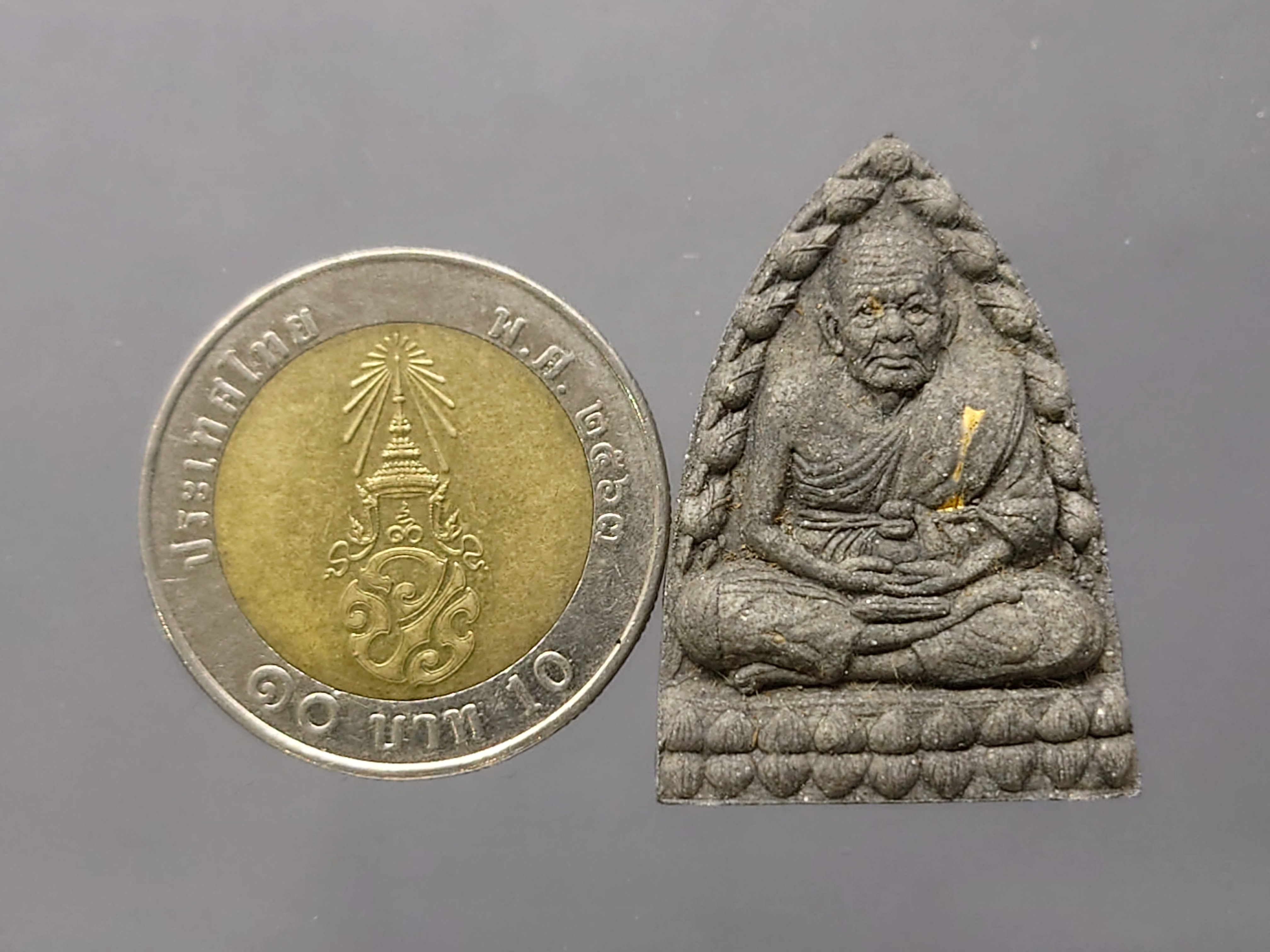 หลวงปู่ทวด วัดช้างให้ พิมพ์ซุ้มรูปเหมือน รุ่นพุทธคุณกุญชร เนื้อว่านผสมผงงาช้างแมมมอธ ฝังตะกุดทองคำ จัดสร้างโดย มูลนิธิศรีรัตนโกสินทร์ ปี2541 พร้อมกล่องเดิม