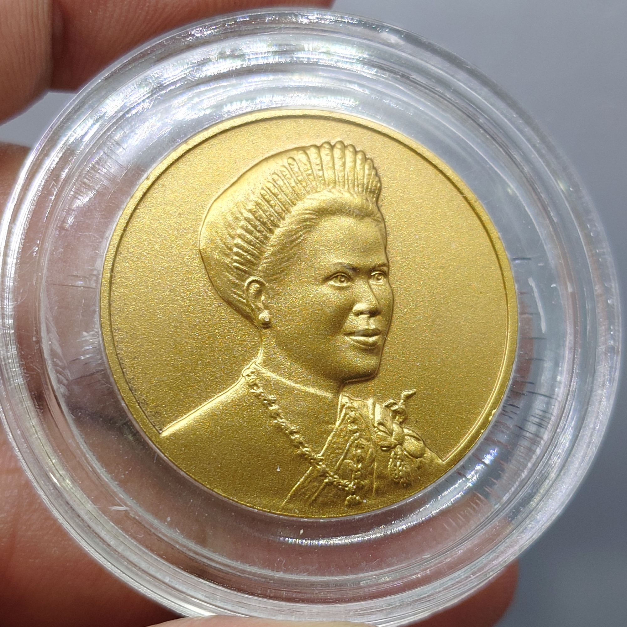 เหรียญที่ระลึกเฉลิมพระชนมพรรษา 6 รอบ สมเด็จพระนางเจ้าสิริกิติ์ พระบรมราชินีนาถ พ.ศ.2547 เนื้อทองแดงรมดำ พร้อมตลับเดิม