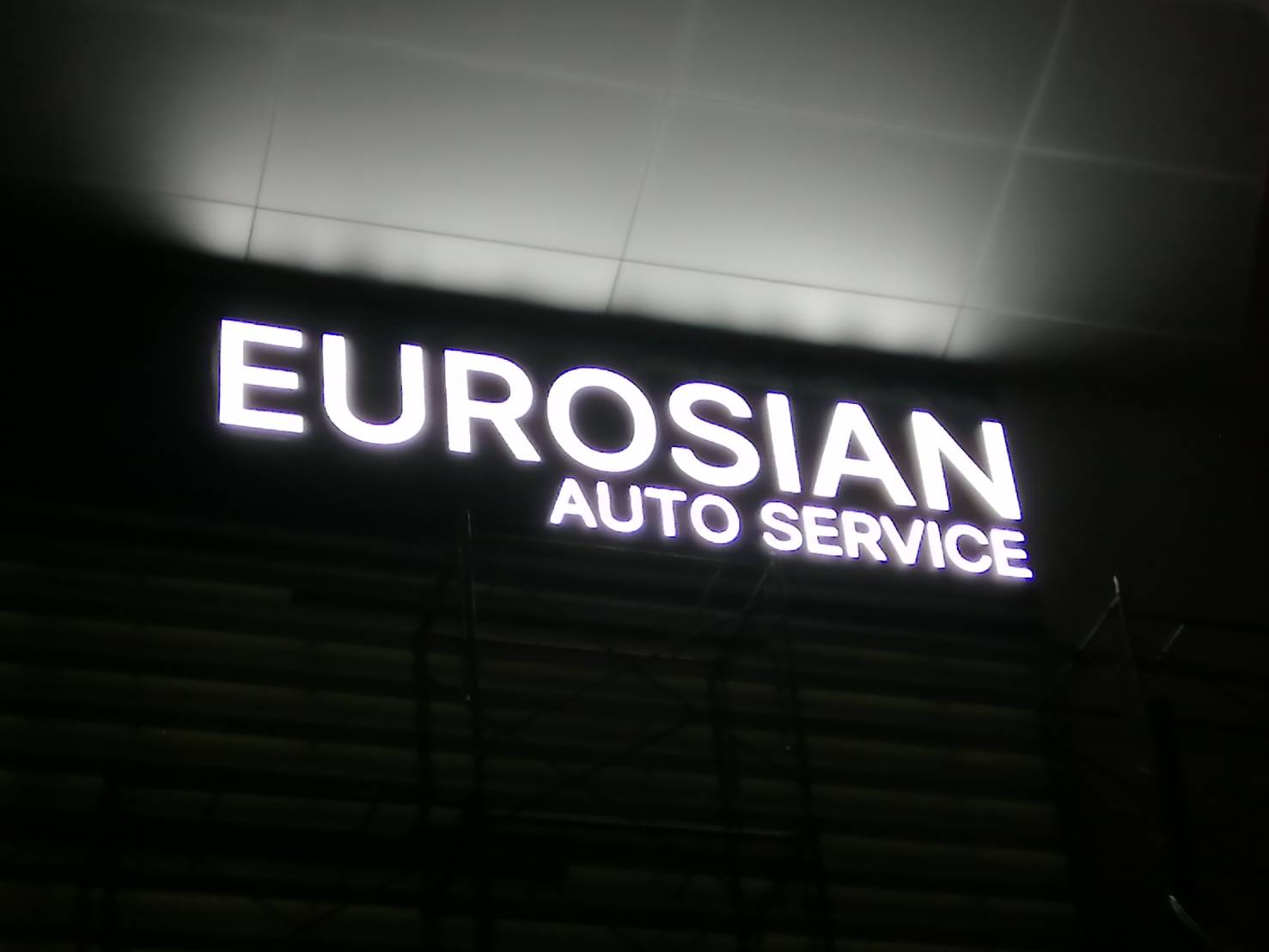 ป้ายไฟตัวอักษรไฟออกหน้าขอบอลูมิเนียม งานEUROSIAN AUTO SERVICE