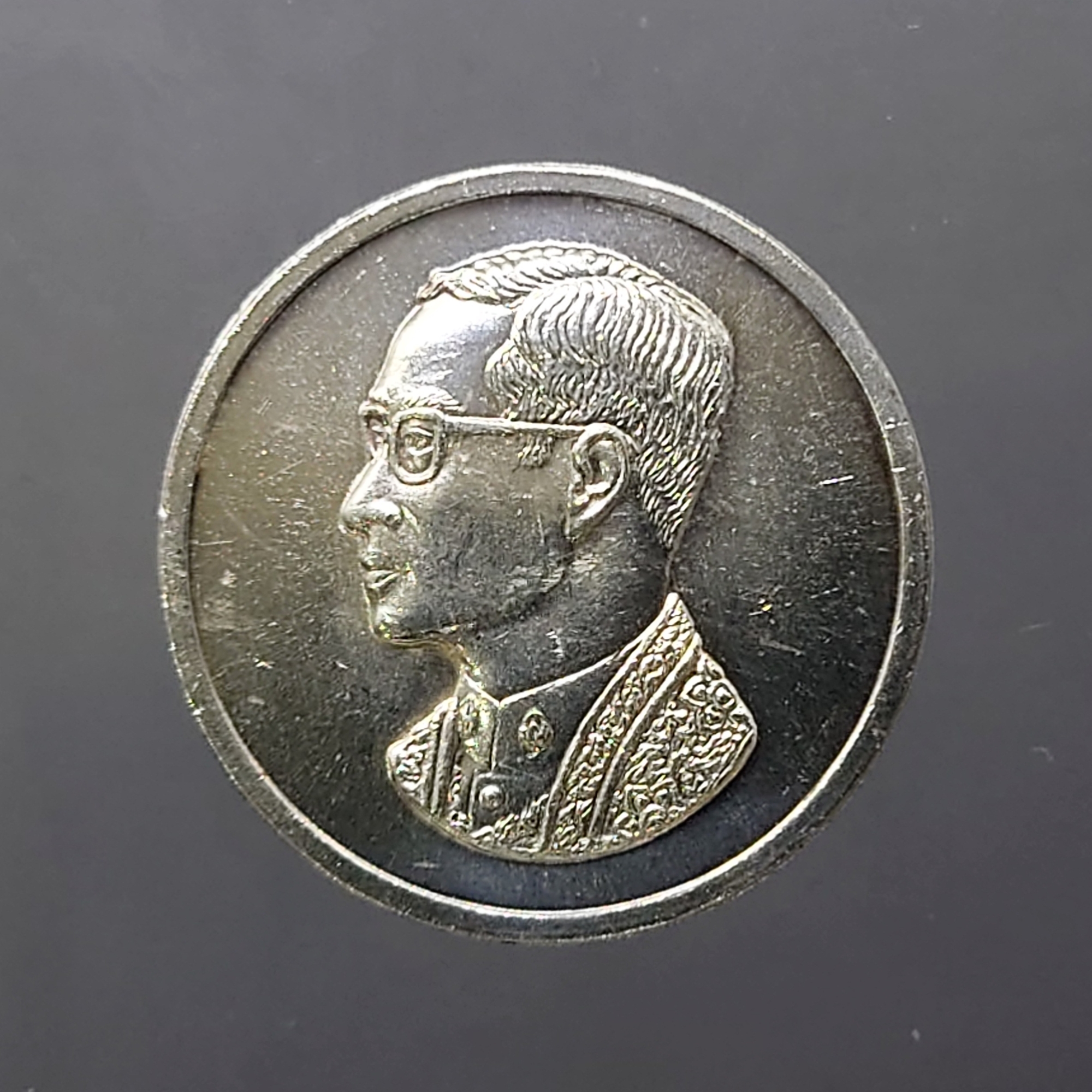 เหรียญคุ้มเกล้า เนื้อเงิน พิมพ์ใหญ่ บล็อก ขนนก พ.ศ.2522 สภาพสวยเดิมๆ เหรียญดี พิธีใหญ่